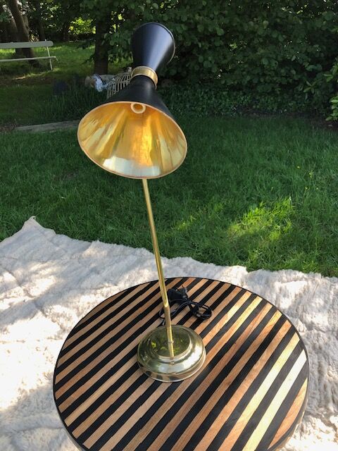 Contemporary table lamp