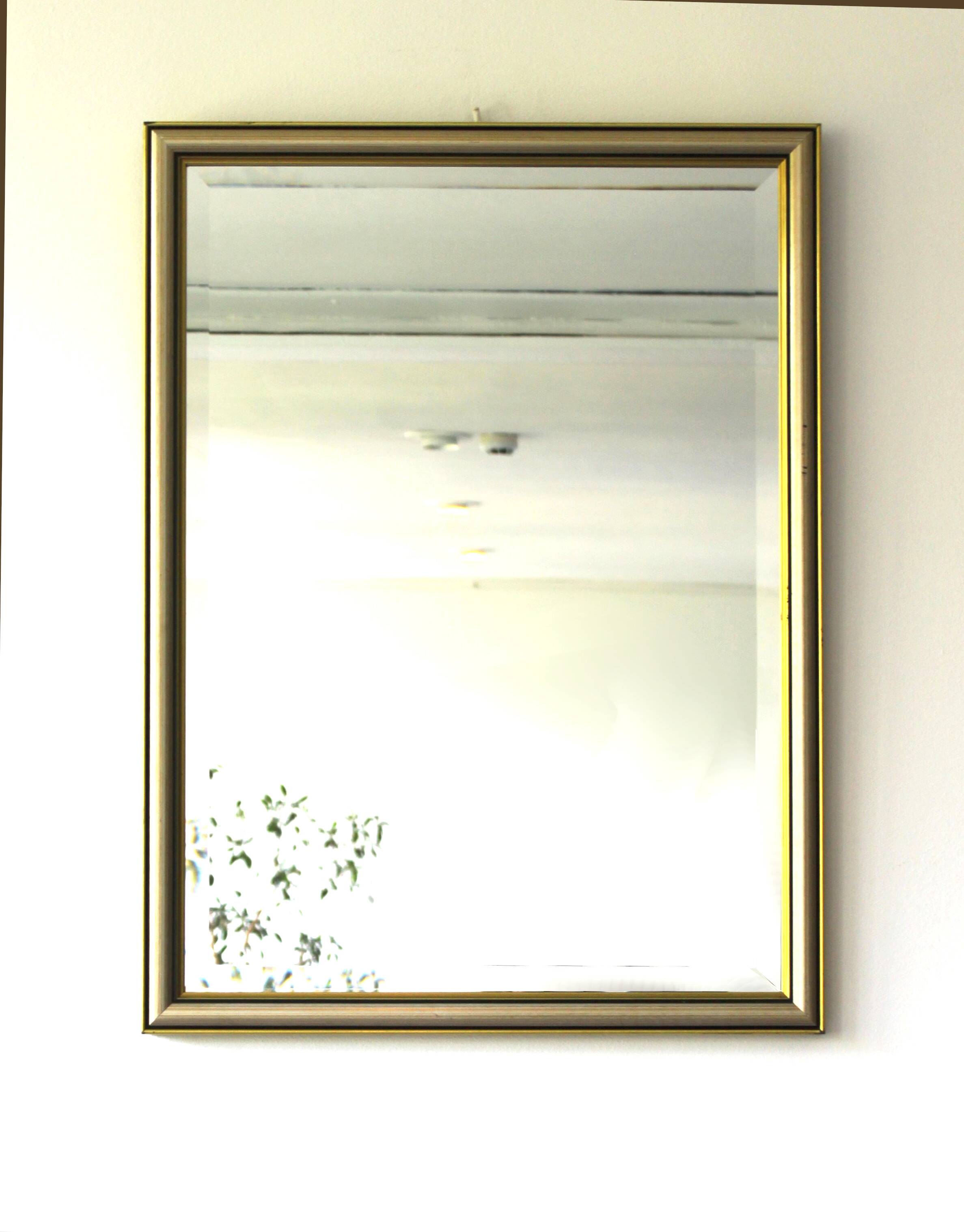 Miroir rectangulaire biseauté au cadre bicolore, Italie, 1960