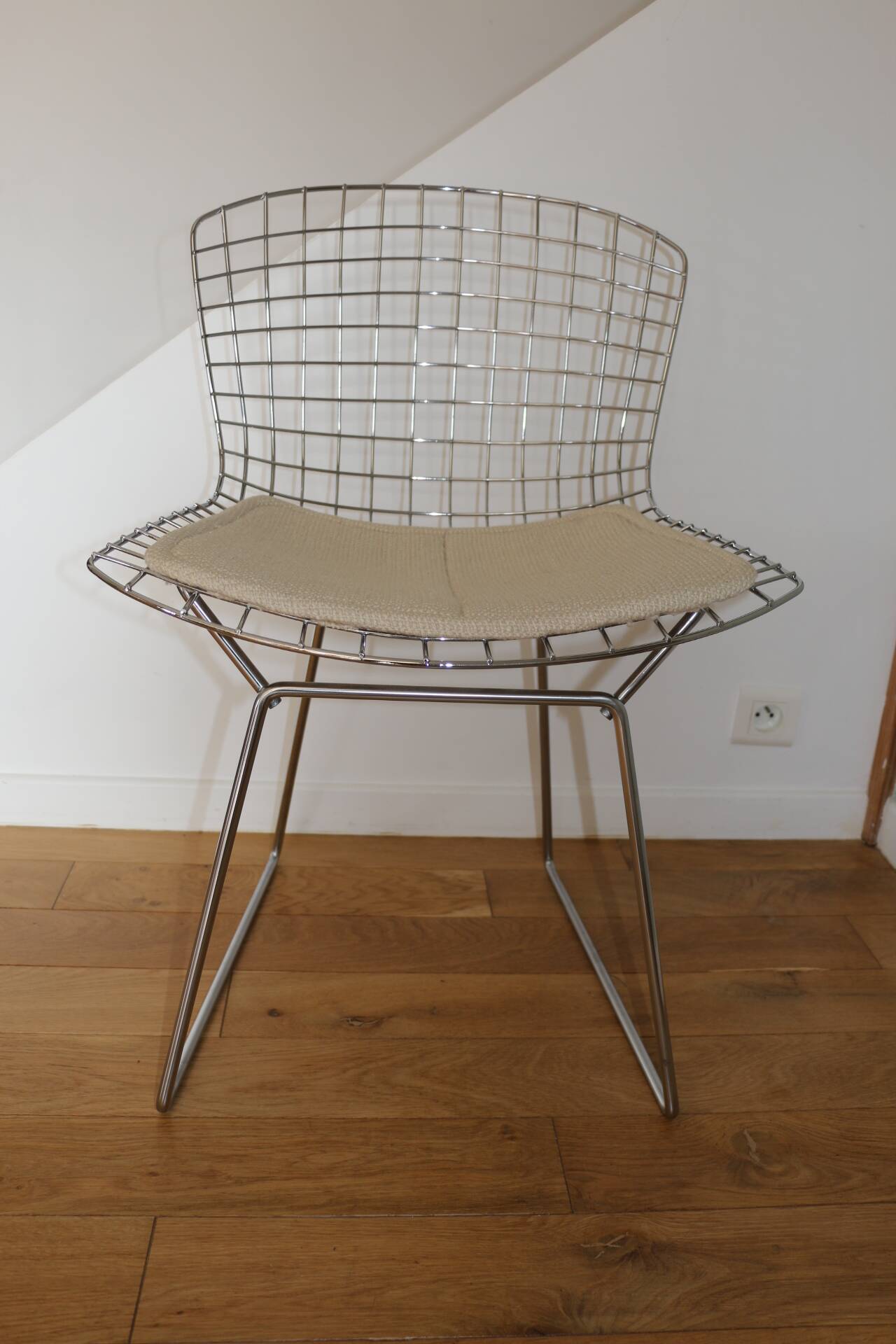 4 chrome Bertoia chairs with cushion