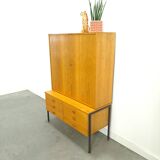 Armoire en placage Hellerau avec pieds et tiroirs en acier