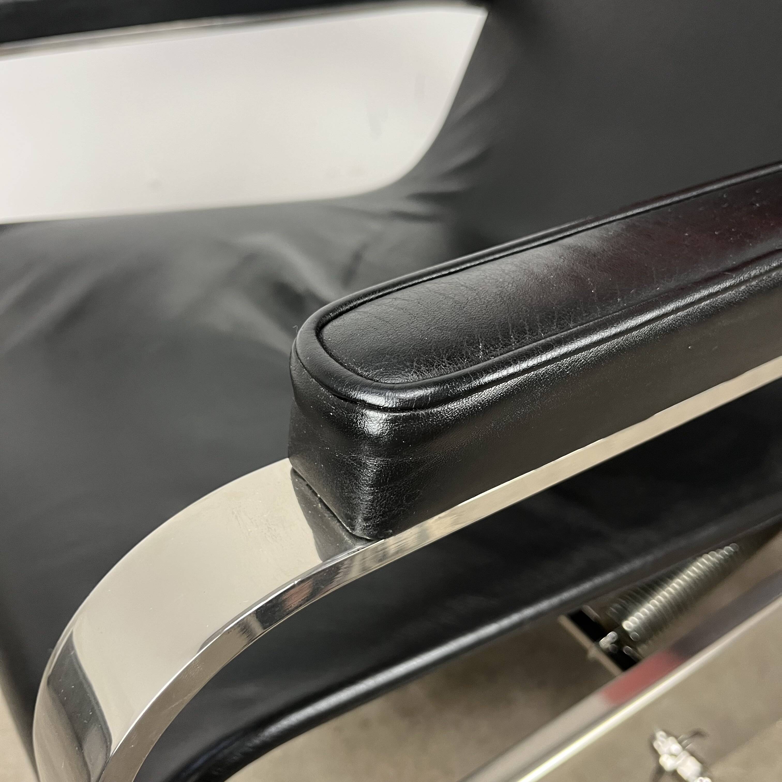 Grand Repos armchair by Jean Prouvé for Tecta