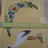 Un plat a cake et un rafraichisseur