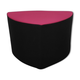 Kastel Kensho triangular pouf in Black fabric / Fushia
