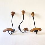 Trio de patères anciennes en bois et métal