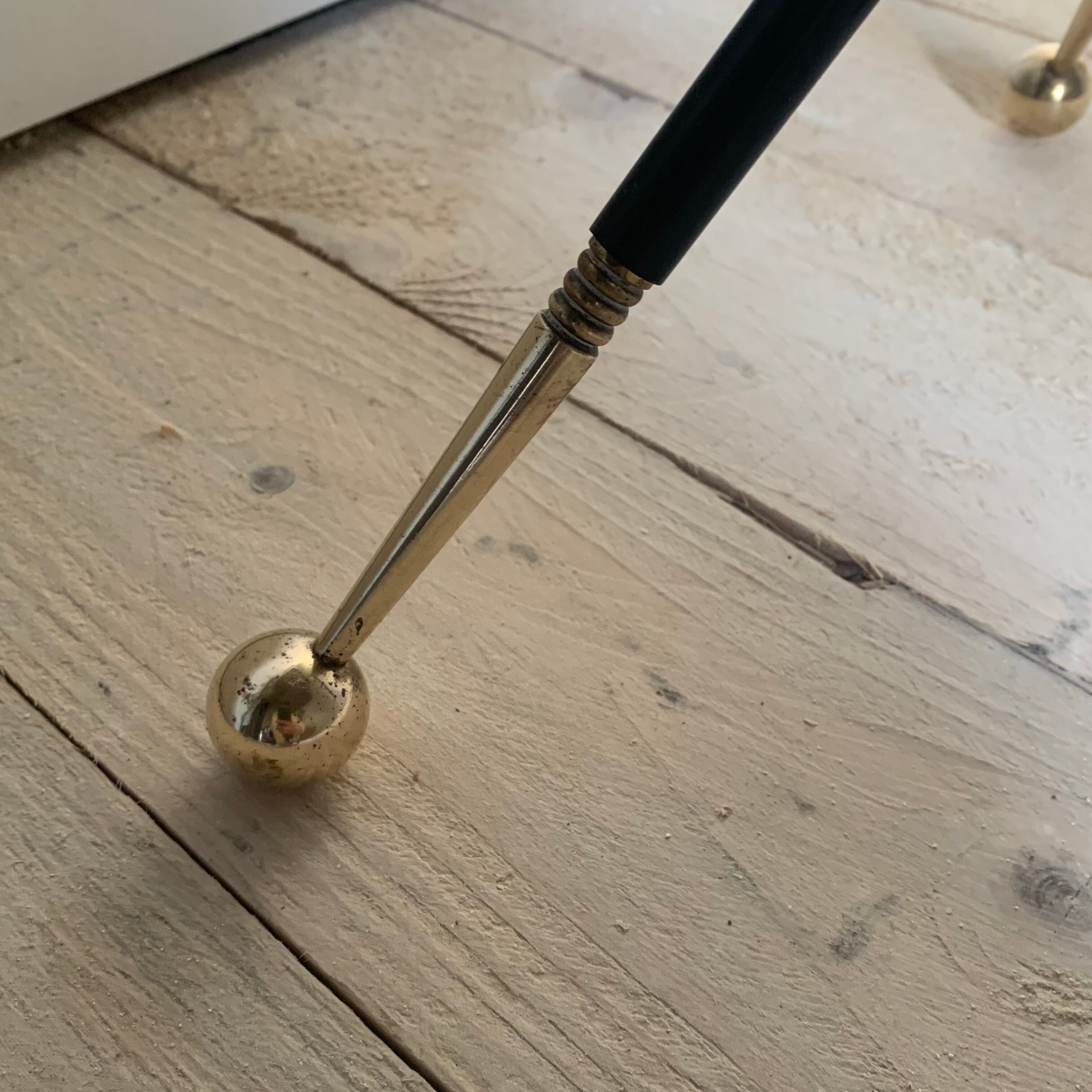 Lampadaire tripode vintage metal noir et boule laiton