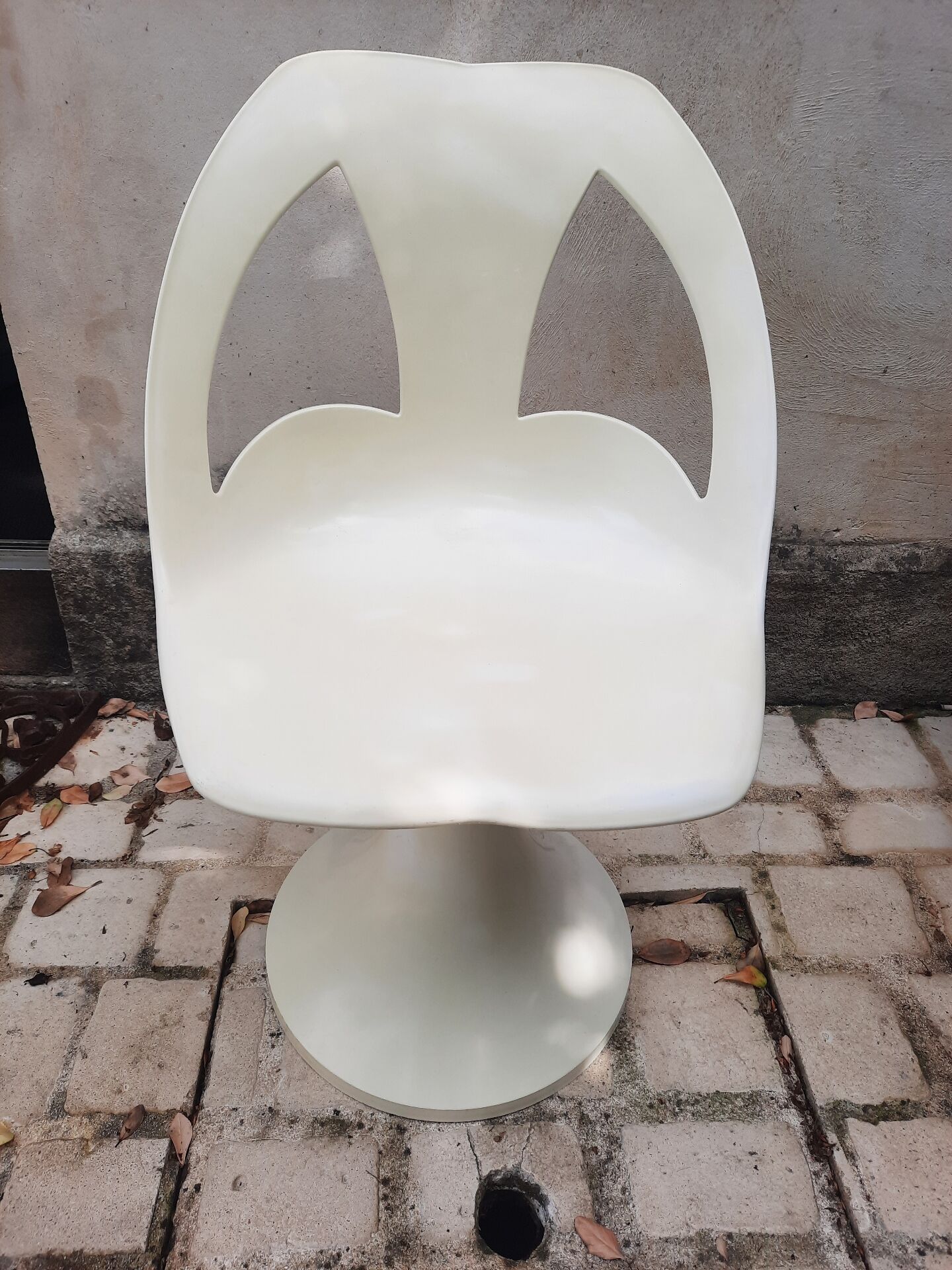 Set of a table and 3 tulip leg chairs, 1970s Space Age inspired.