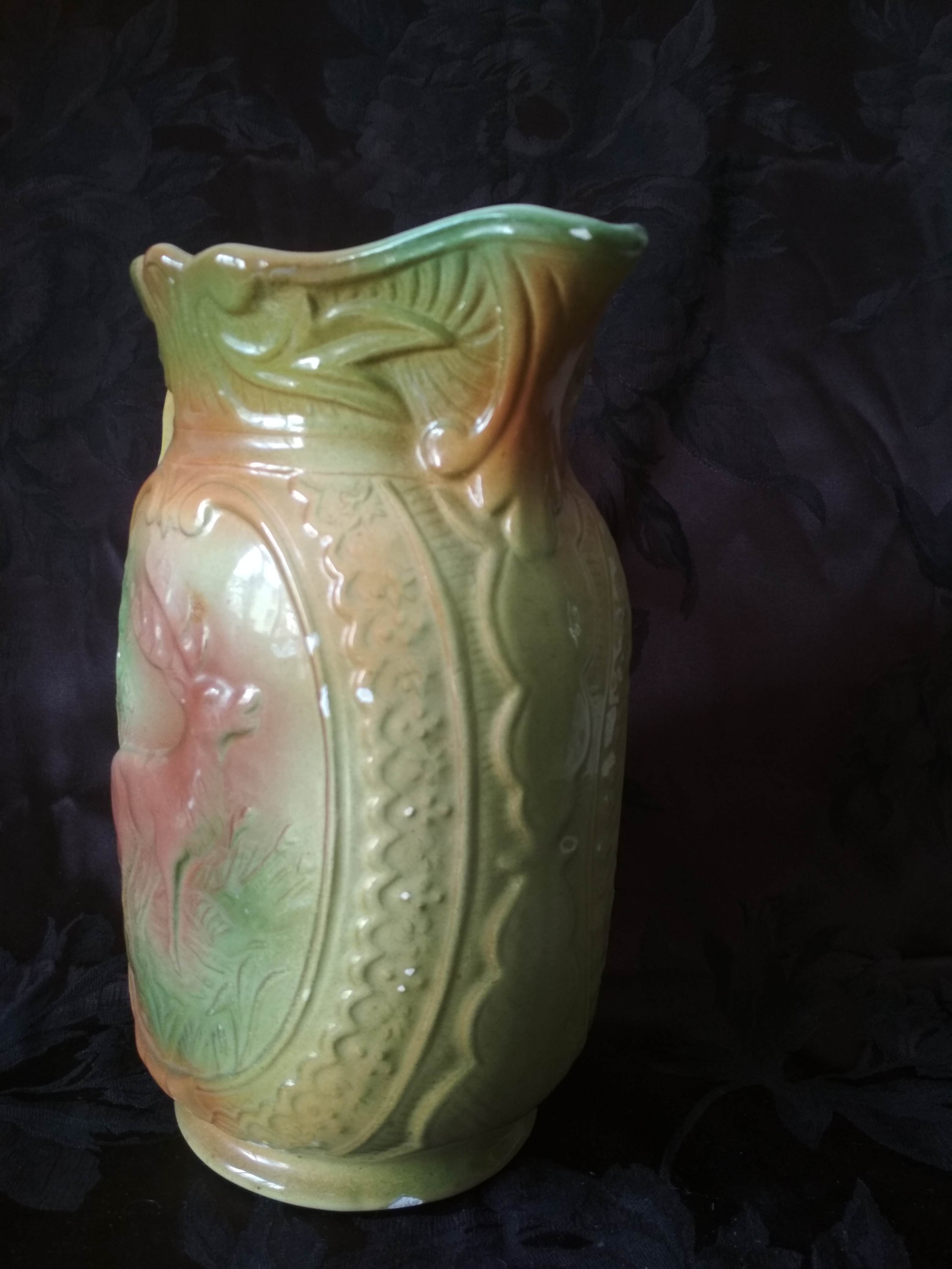 Pichet, barbotine à décor de biche et cerf
