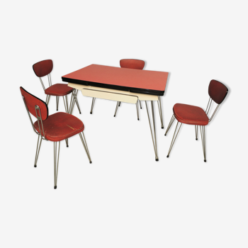 Table formica et 4 chaises pieds eiffel