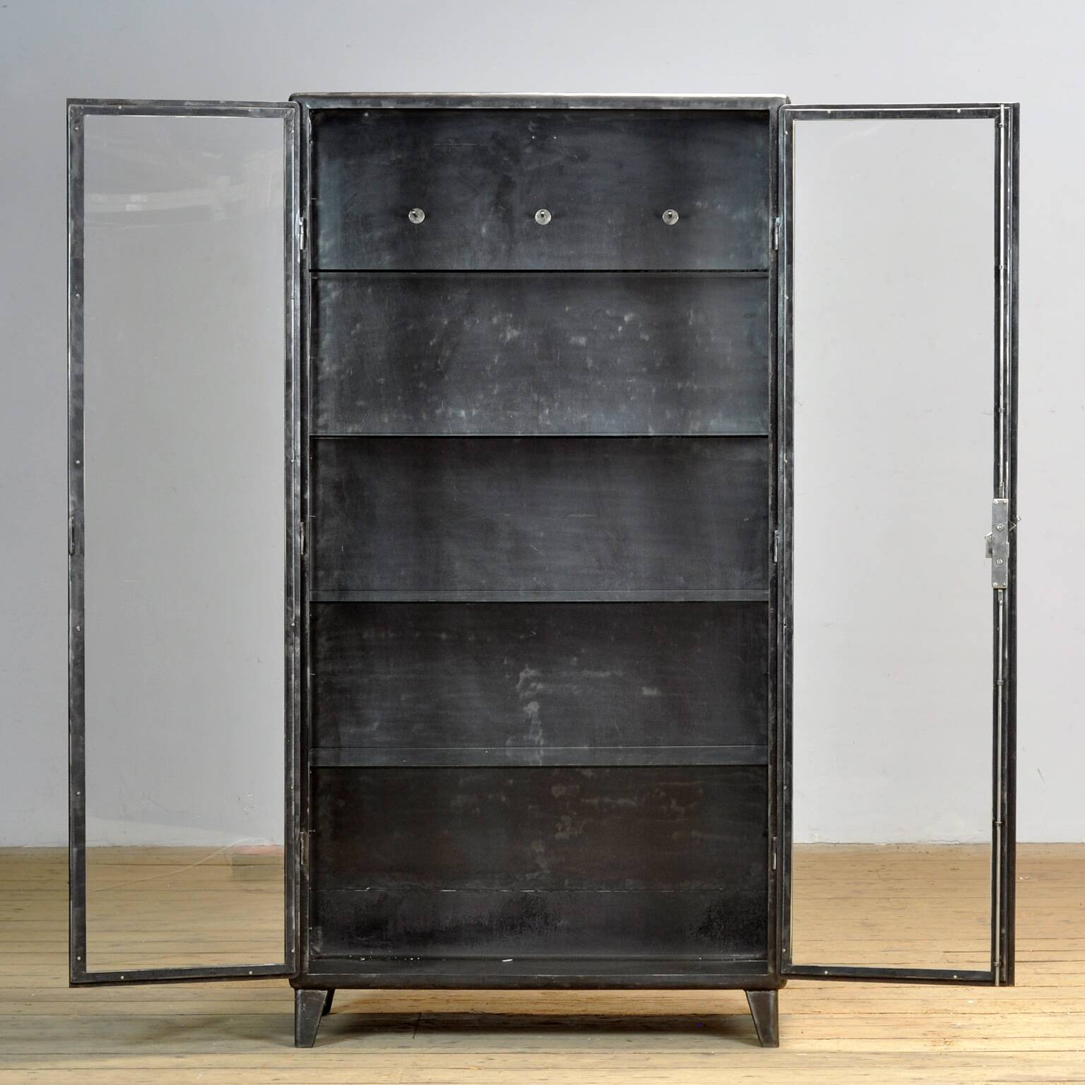 Armoire médicale vintage, années 1960