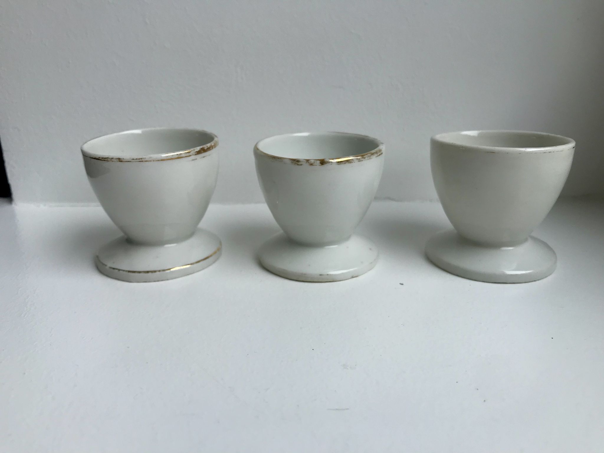 Trio de coquetiers blancs liseré doré années 50