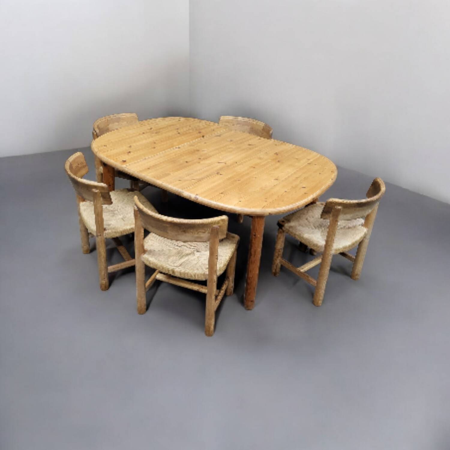 Chaises en pin et en corde de Ranier Daumiller