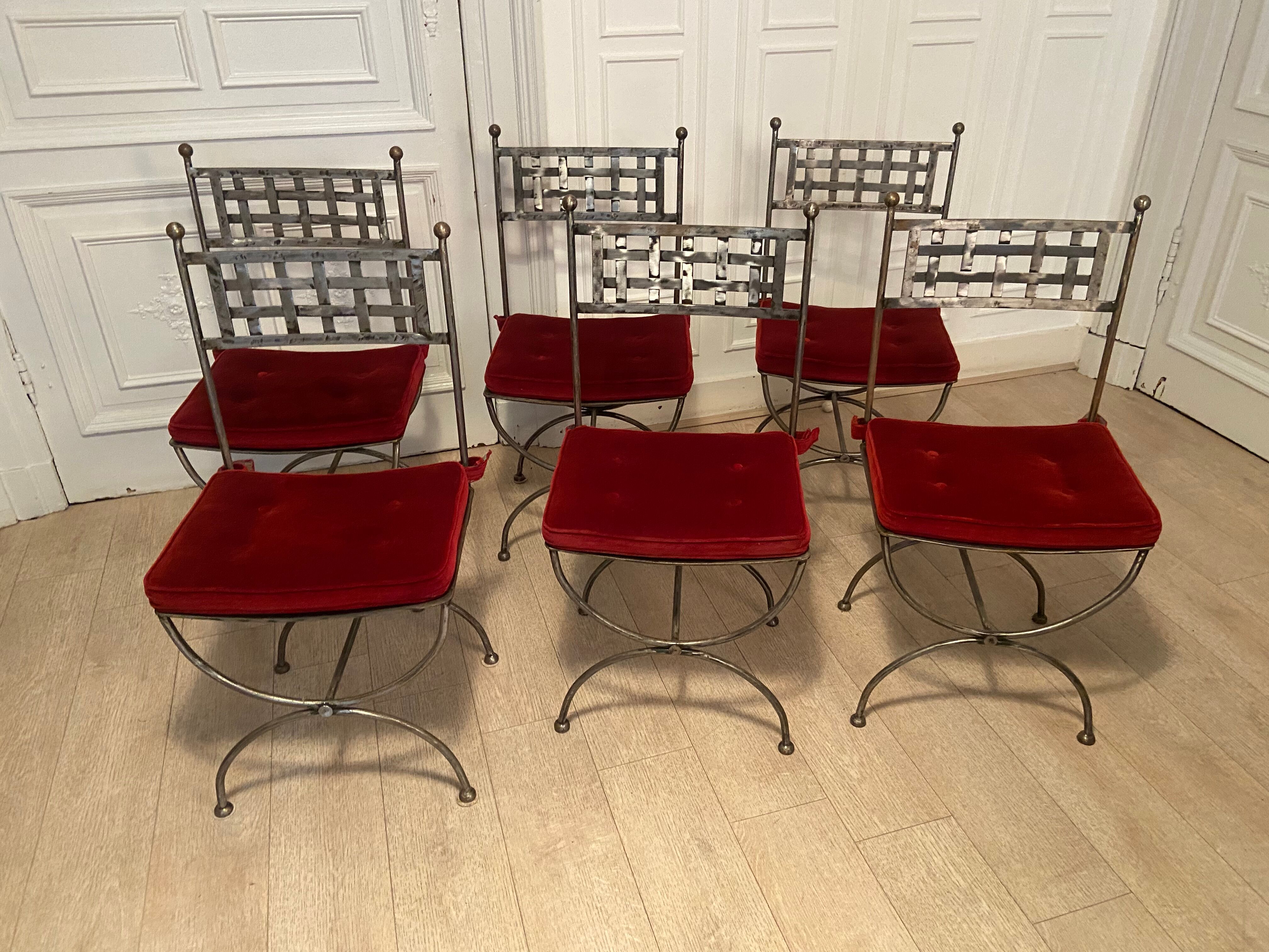 6 chaises curule en fer forgé avec assise en velours rouge