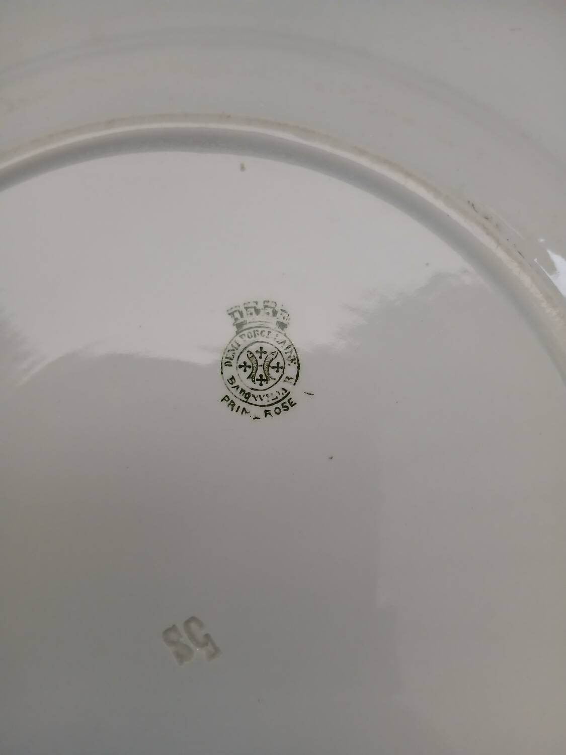 Plat ancien en terre de fer