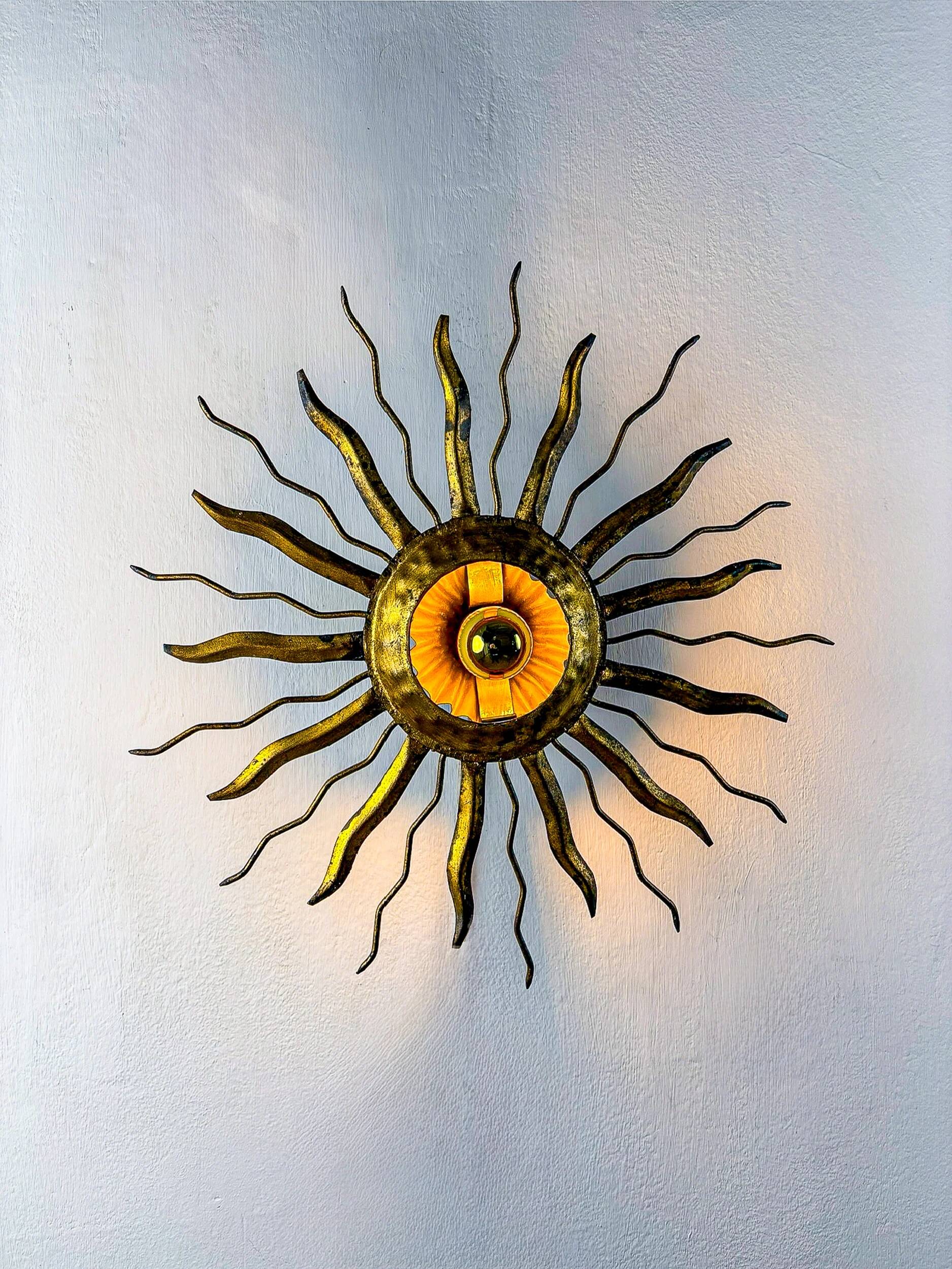Brutalist sunburst ceiling light – gilt iron rays & exposed bulb, France, 1960s