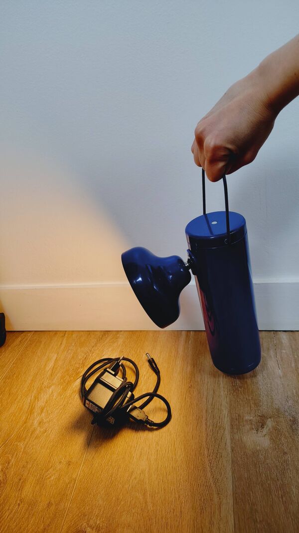 M Lamp de David Irwin, Éditeur Juniper, Lampe sur batterie portative nomade