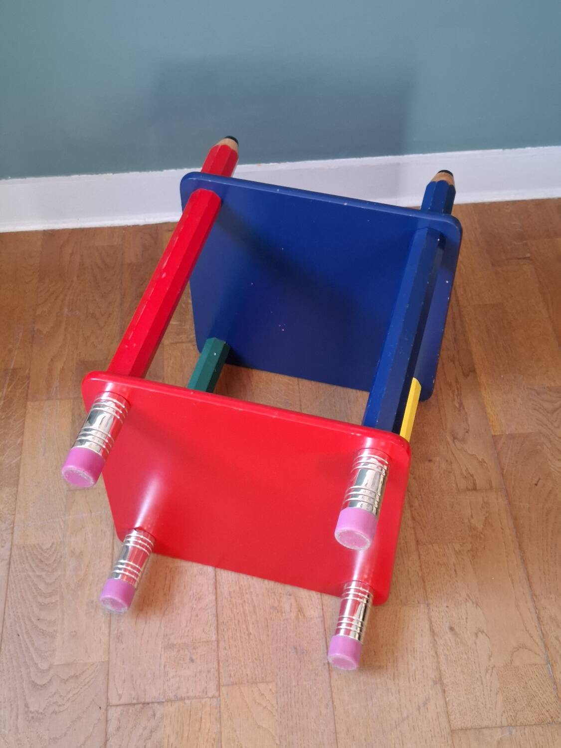 Memphis pencil bedside table