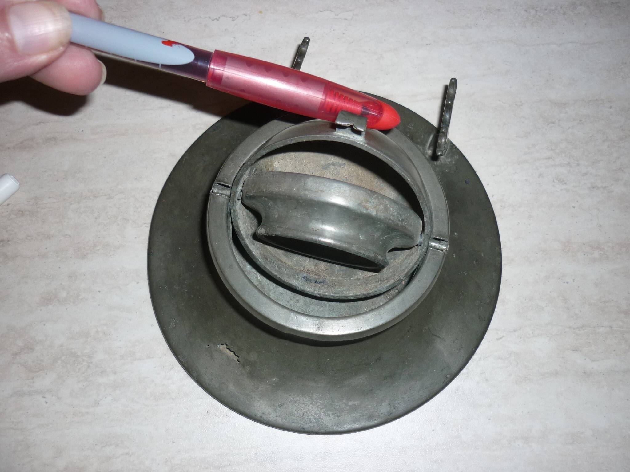 Encrier de navire en étain