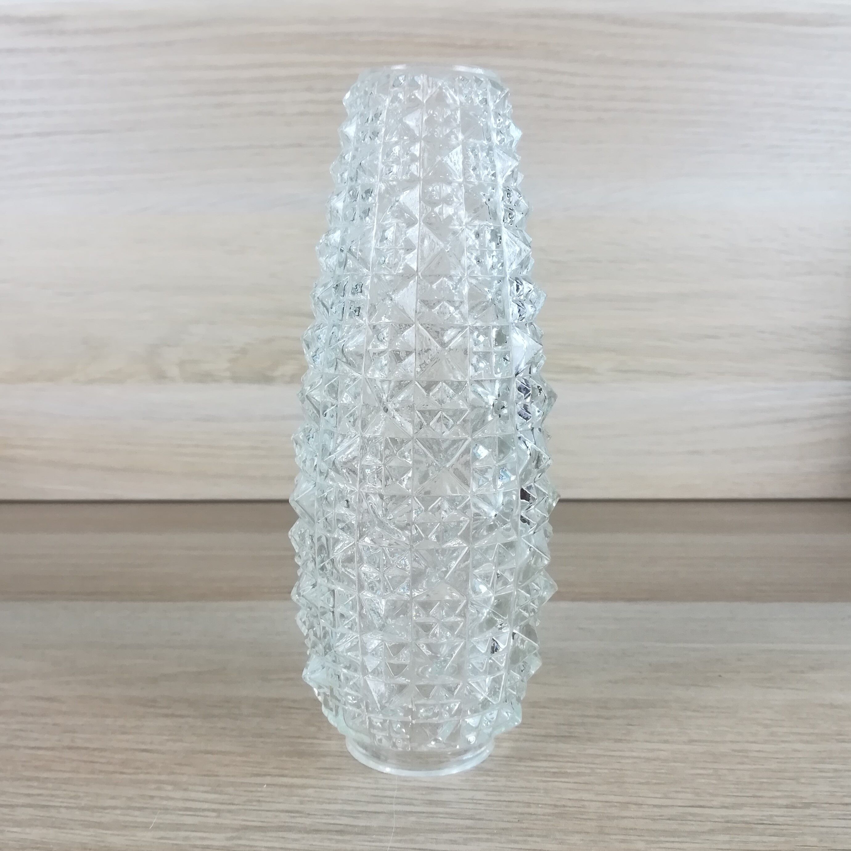 2 conical globes in scissor glass