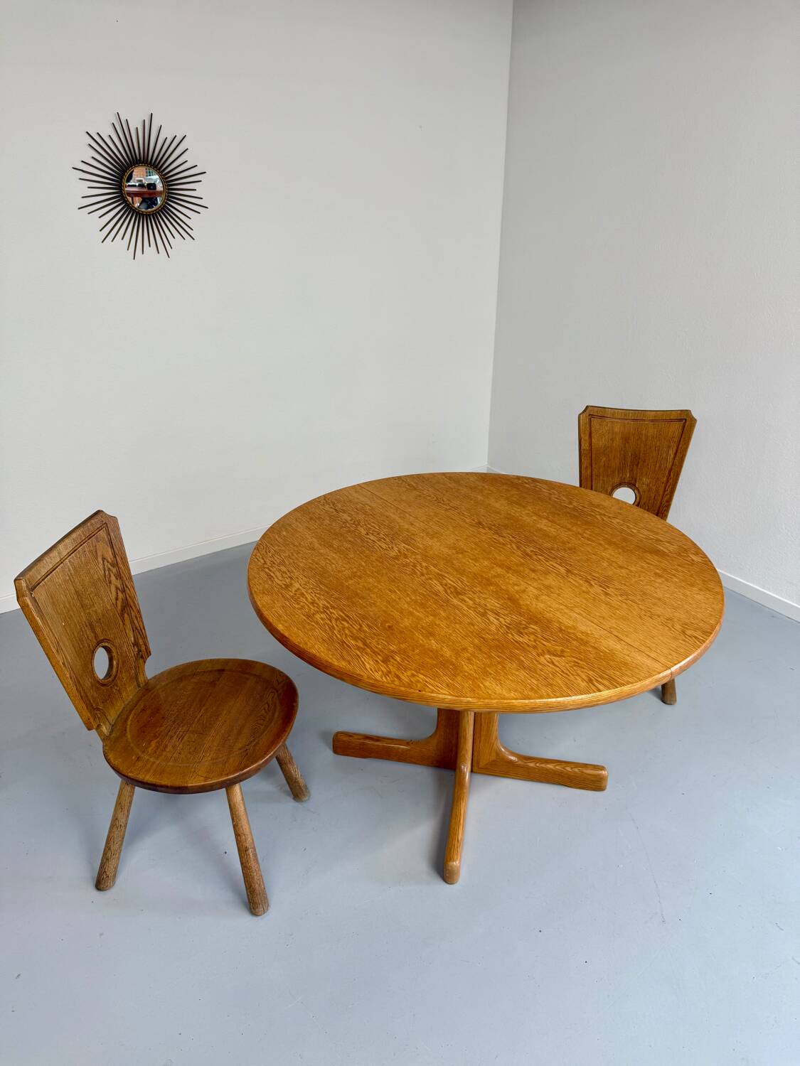Antique round Scandinavian dining table from the 70s with 1 solid wood extension