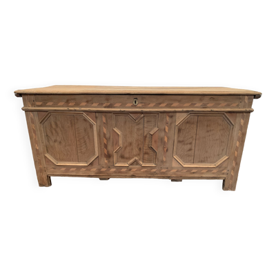 Coffre en chêne et marqueterie de bois clair XVIII siècle