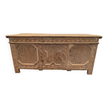 Coffre en chêne et marqueterie de bois clair XVIII siècle
