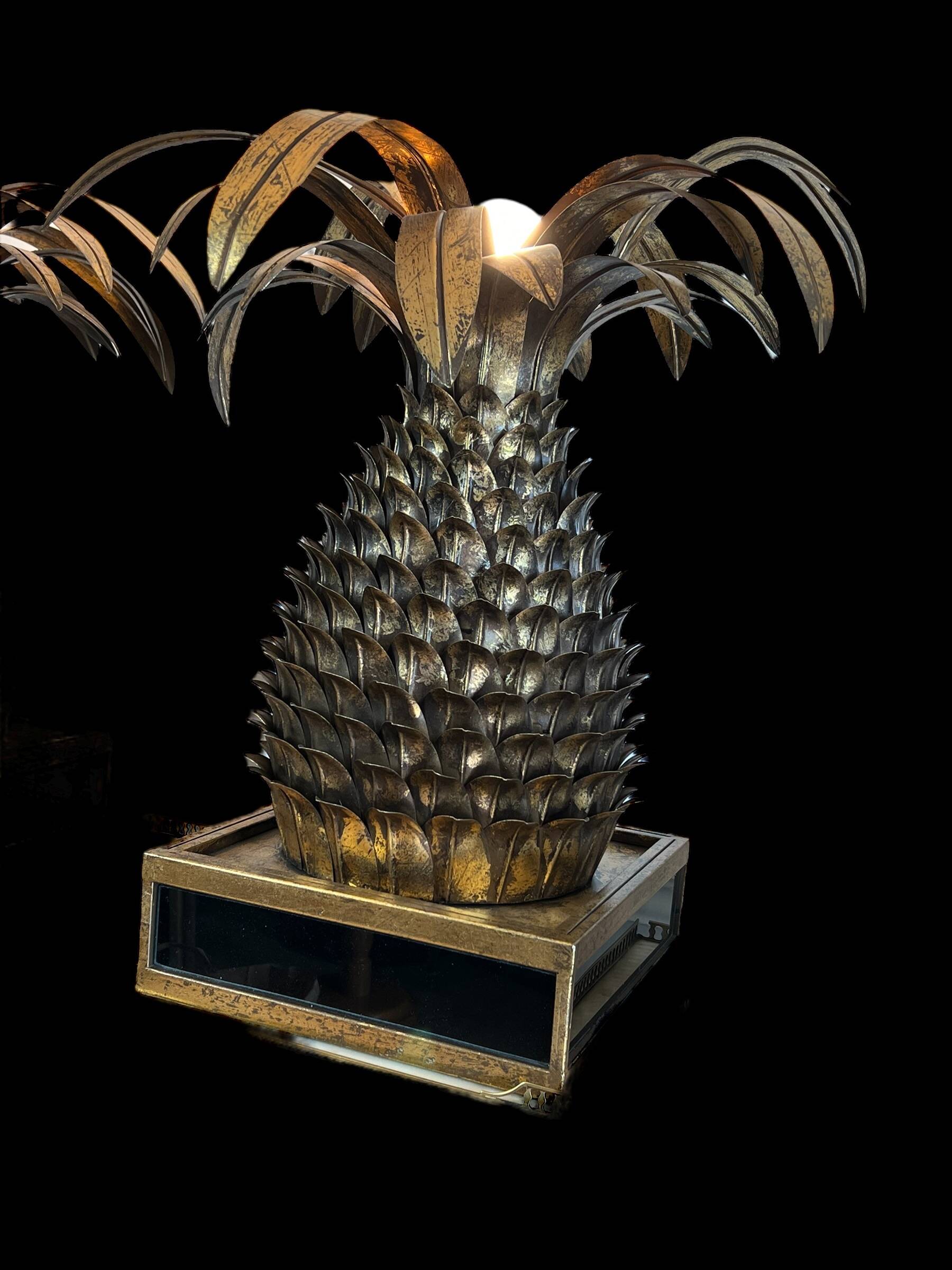 Pineapple-shaped lamp. in the "jansen of the 70s" style in metal.