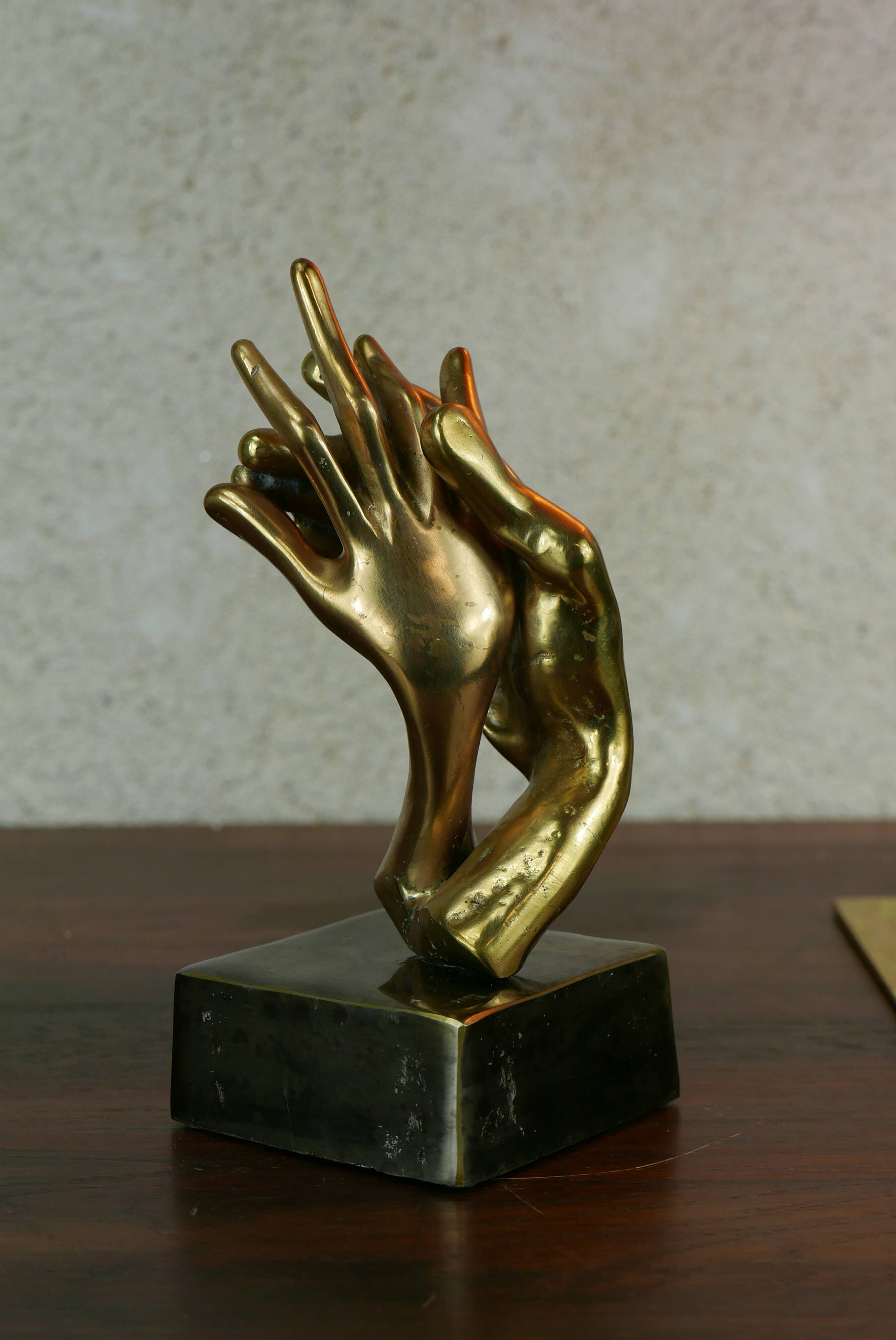 sculpture de mains entrelacées en bronze doré, signée Lohé.