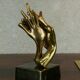 sculpture de mains entrelacées en bronze doré, signée Lohé.