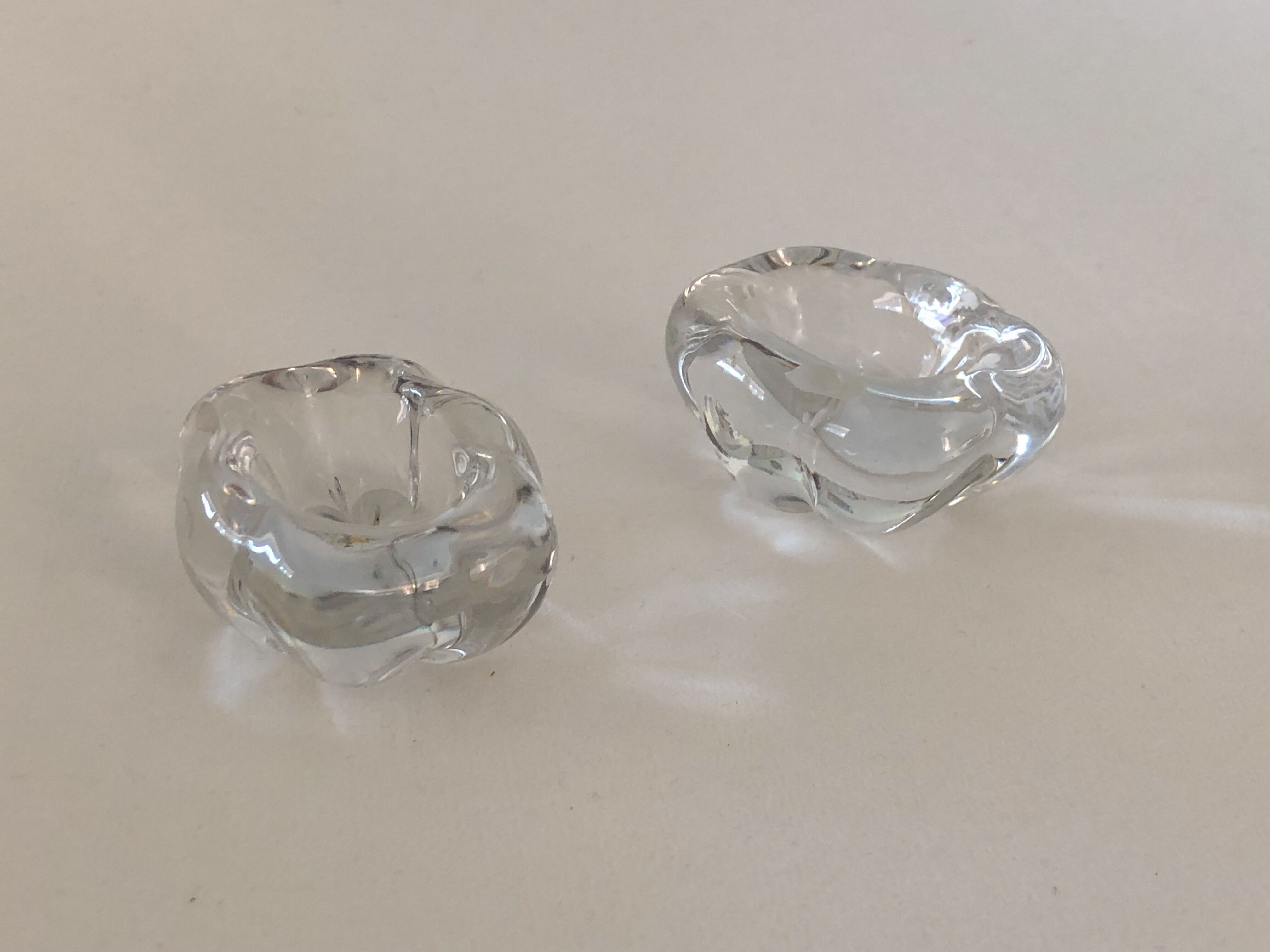 Cendrier en cristal moulé DAUM  signé,  vendu avec salerons DAUM