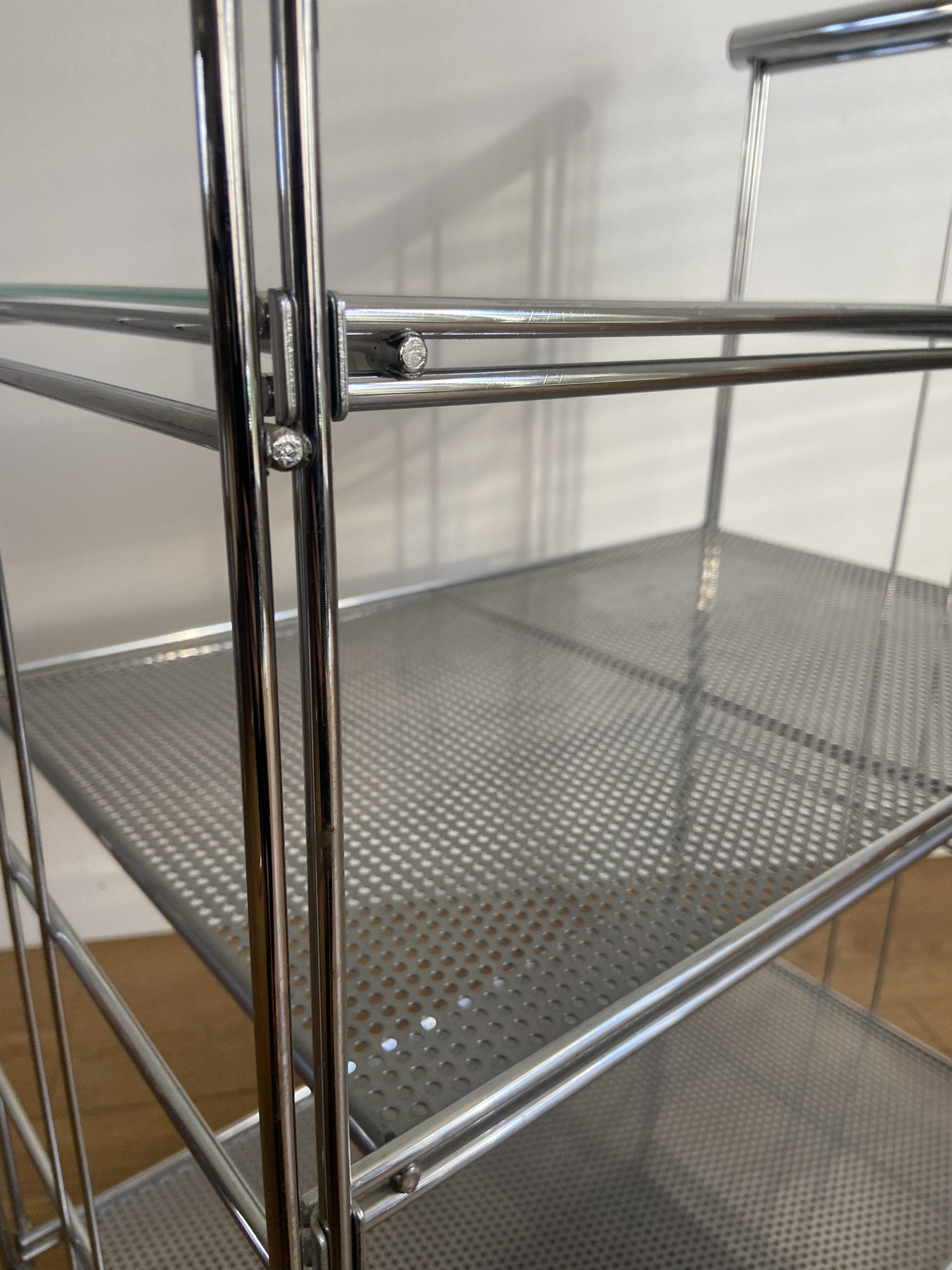 Design on feet in chromed metal and glass