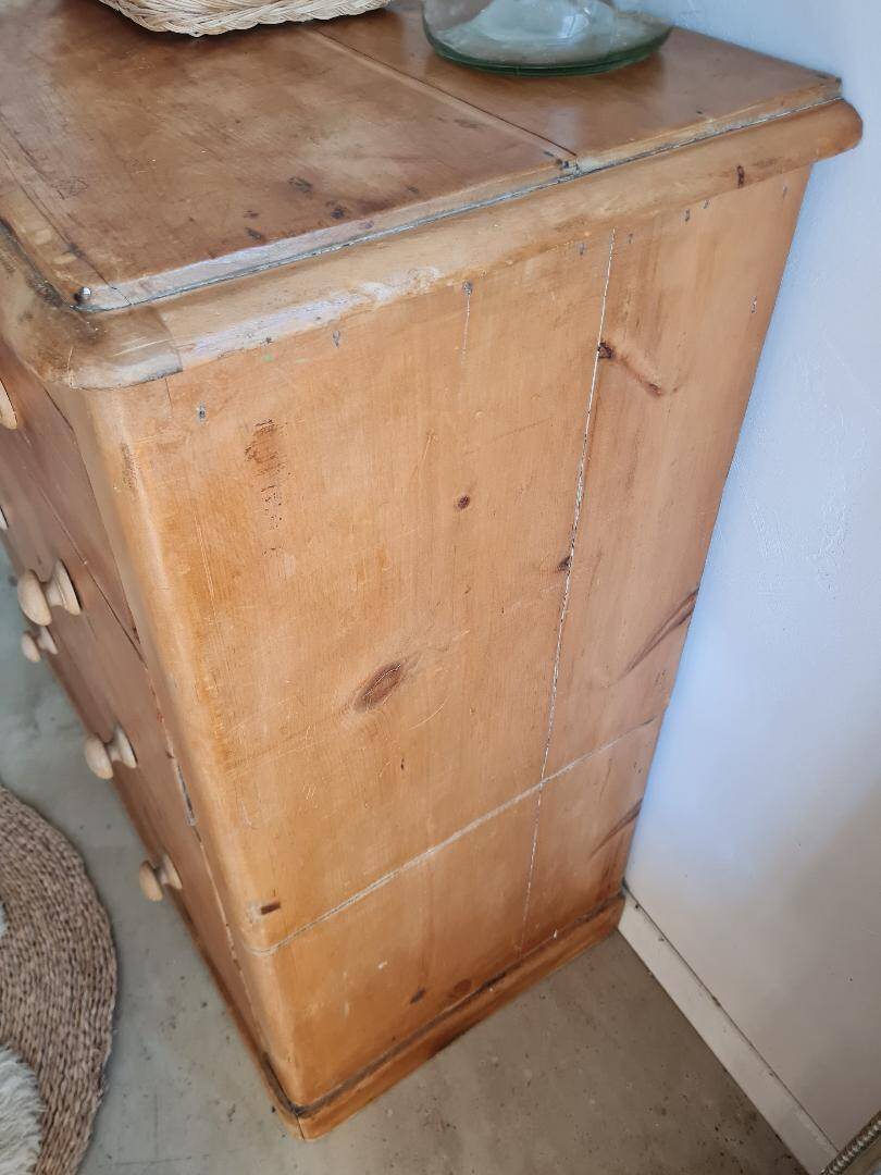 Antique English-style chest of drawers