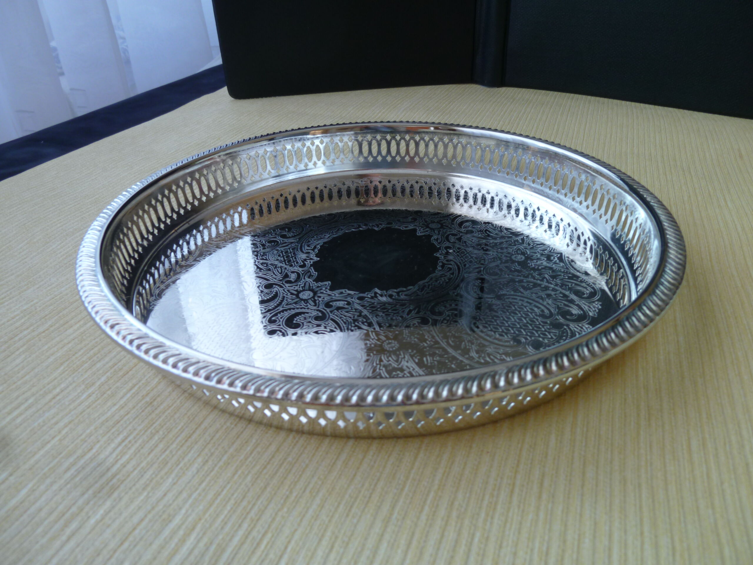 Silver metal serving top28 cm engraved decoration, openwork border