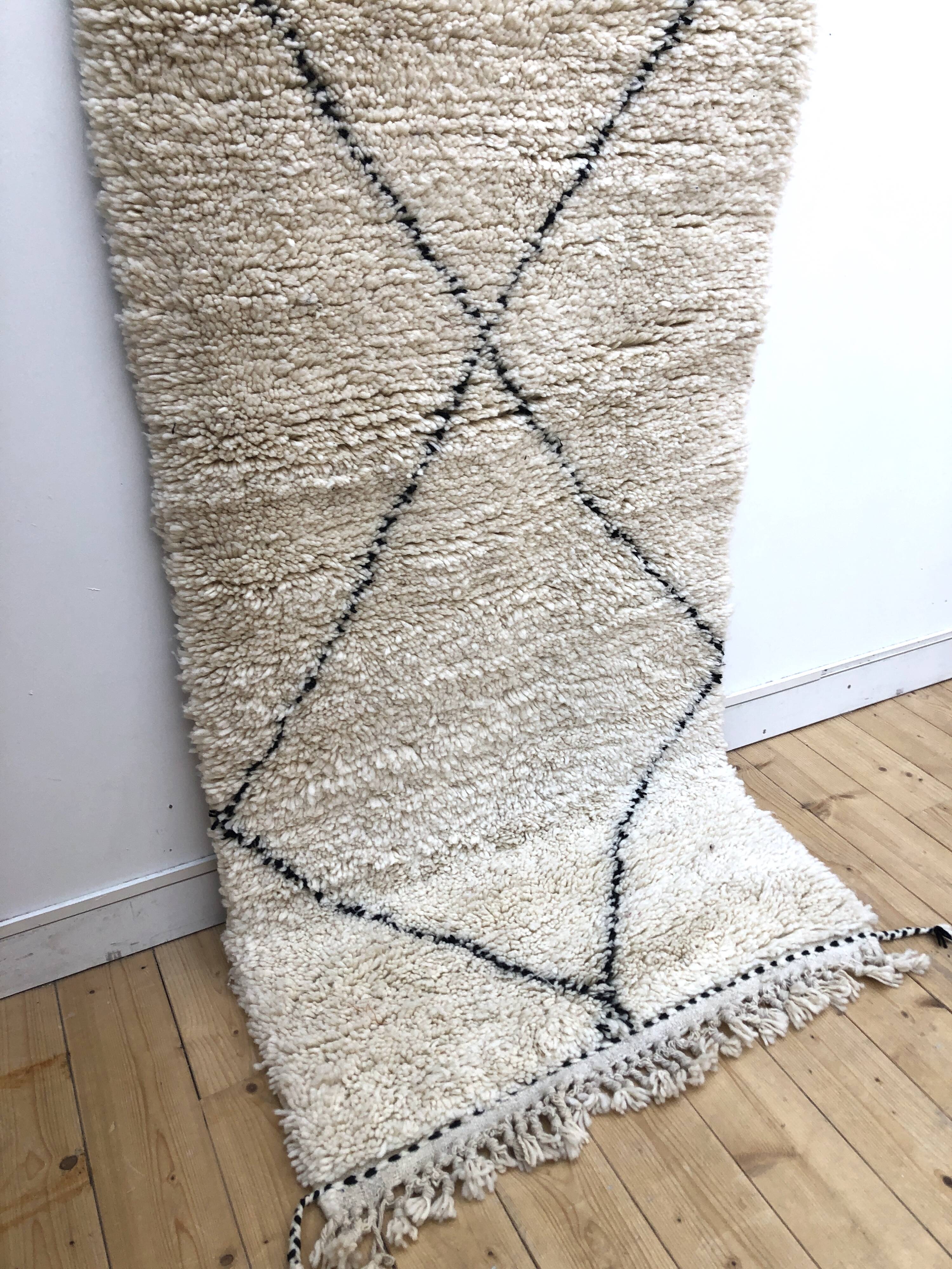 Moroccan Berber carpet Beni Ouarain corridor with black diamonds 2,9x0.9m