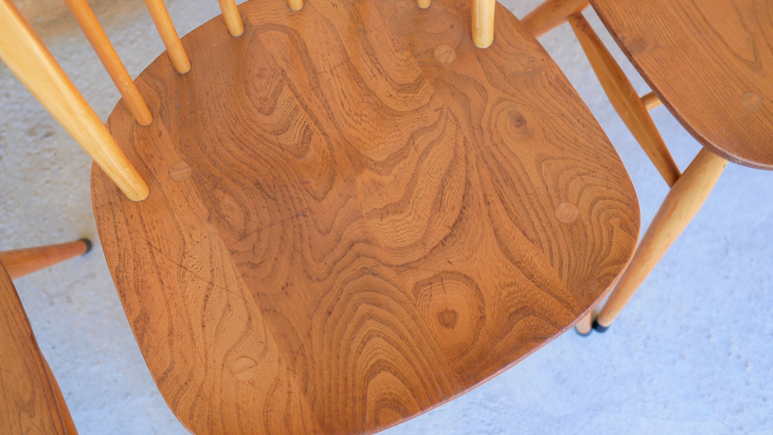 Série de 4 chaises « Windsor » par L. Ercolani pour les éditions Ercol
