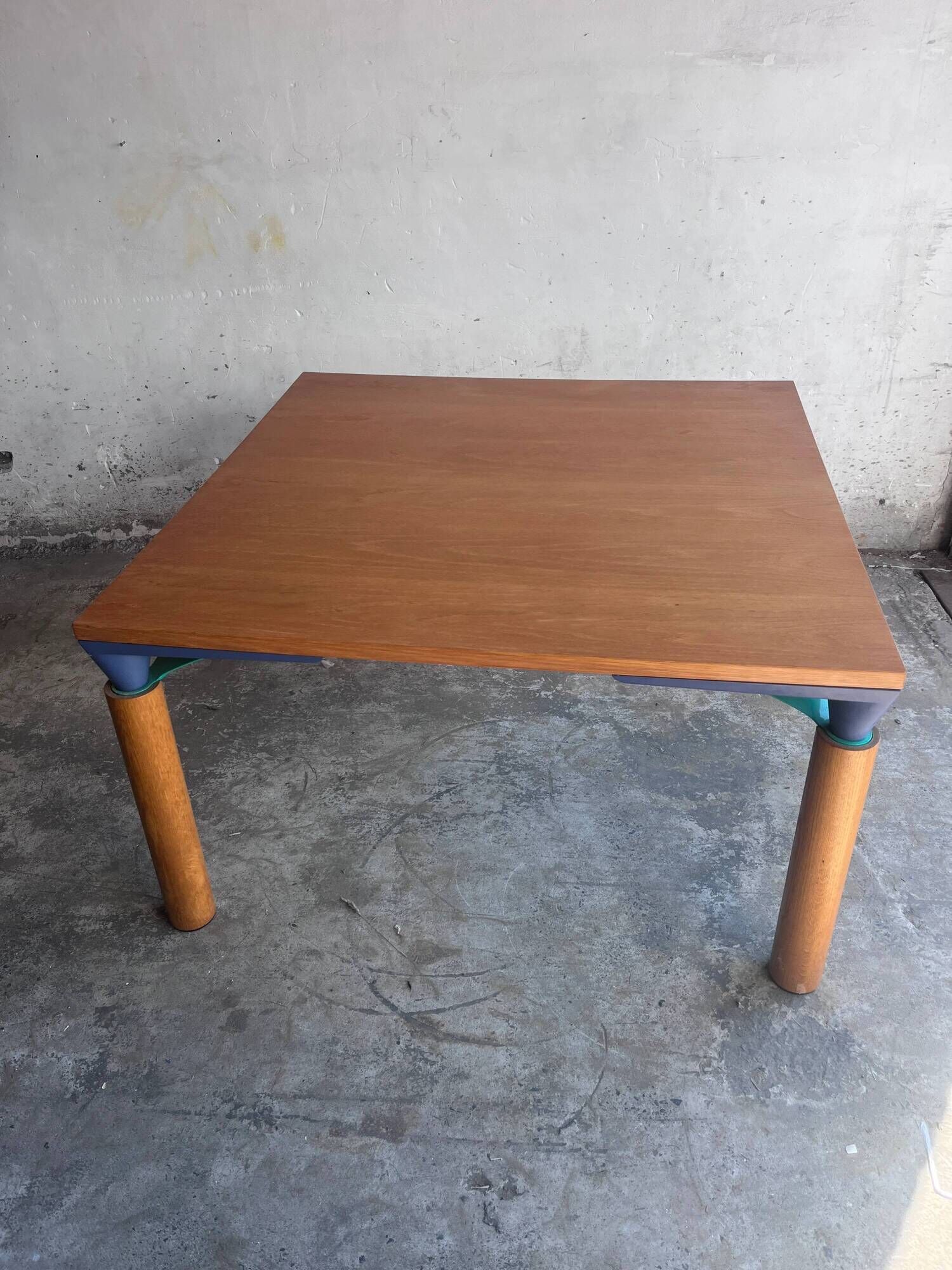 Square convertible table by Francesco Binfaré for Cassina, 1980s.