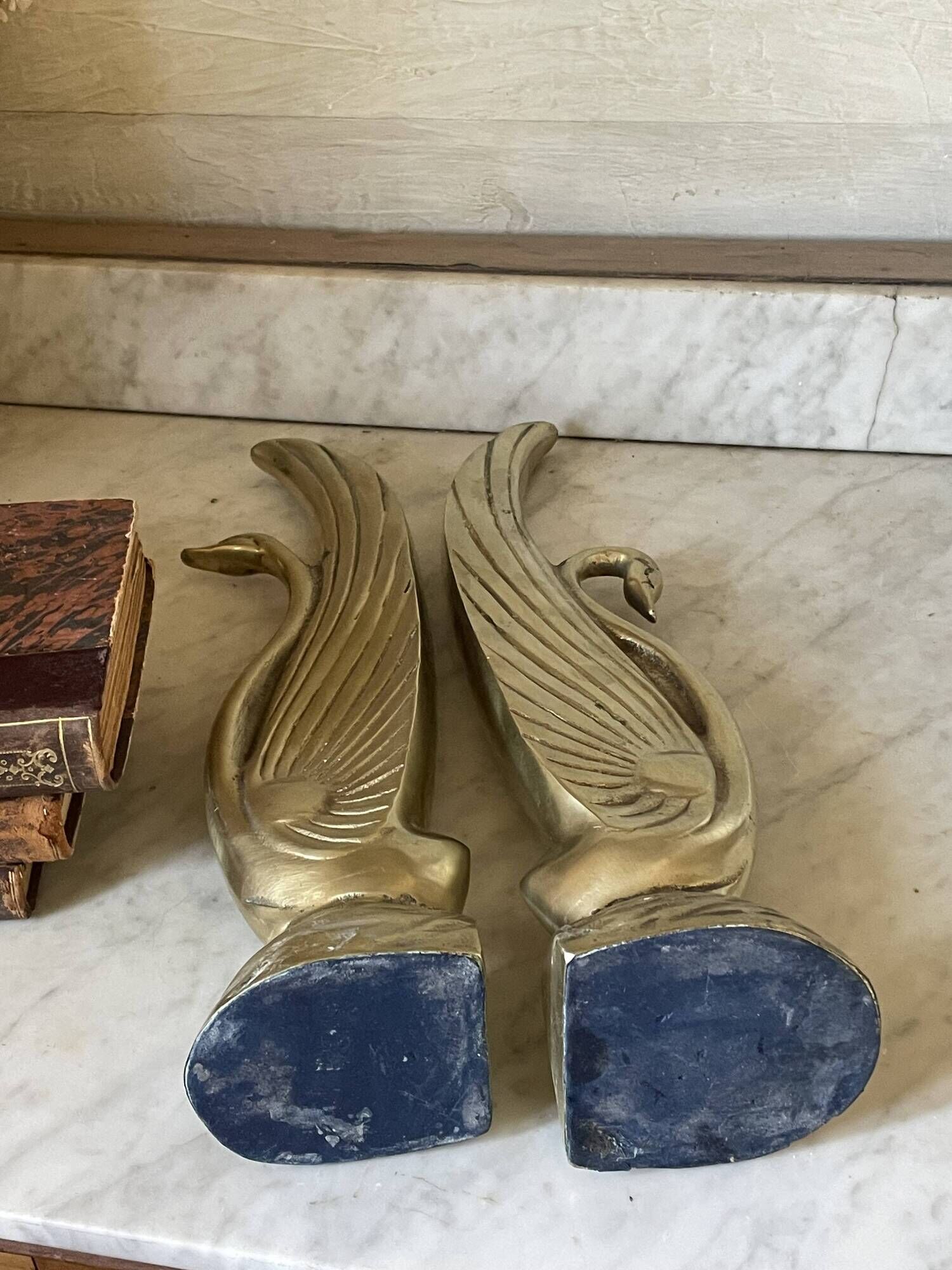 Pair of brass bookends, sculptural swans in Art Nouveau style.