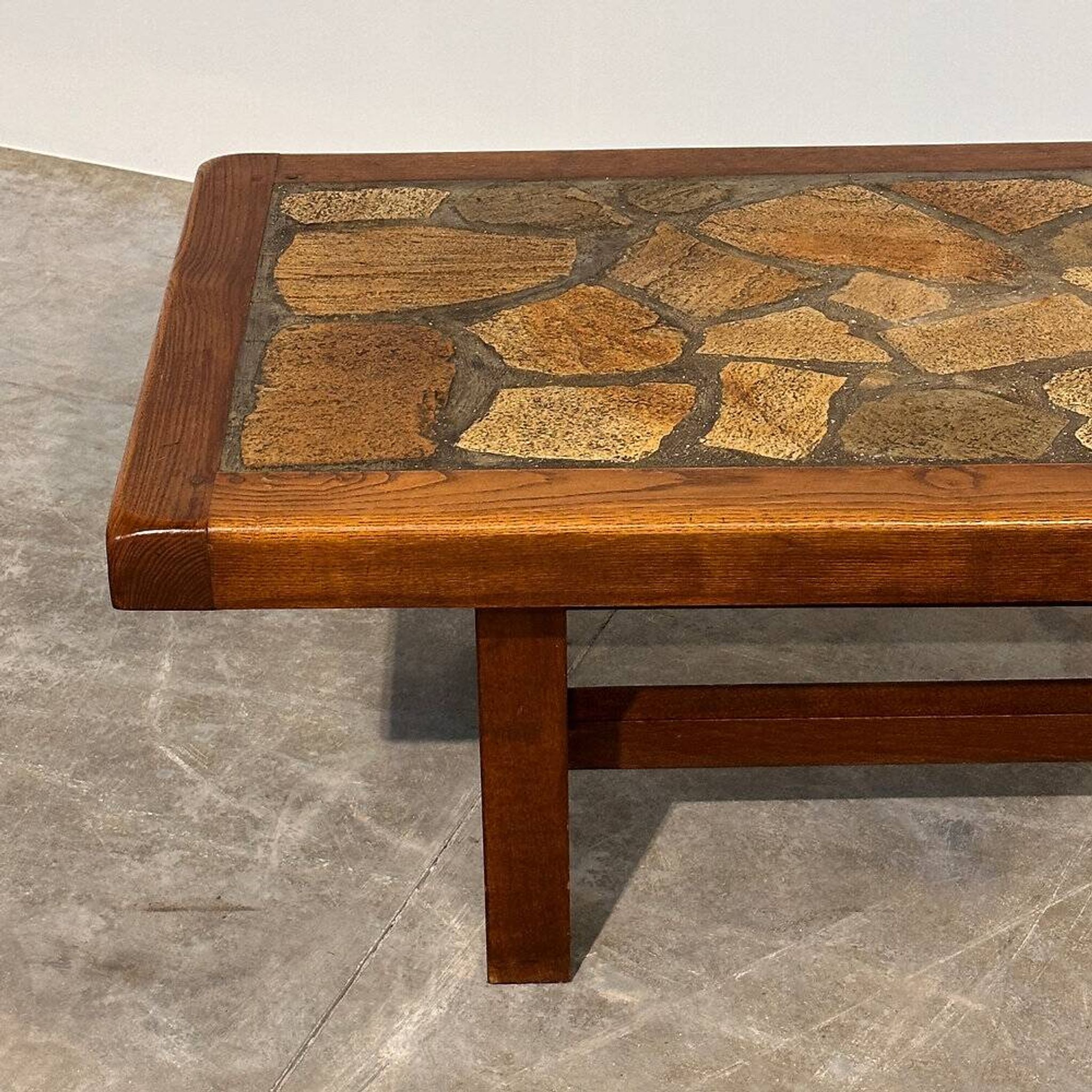 Table basse en mosaïque de pierre brutaliste vintage – bois massif, années 1970