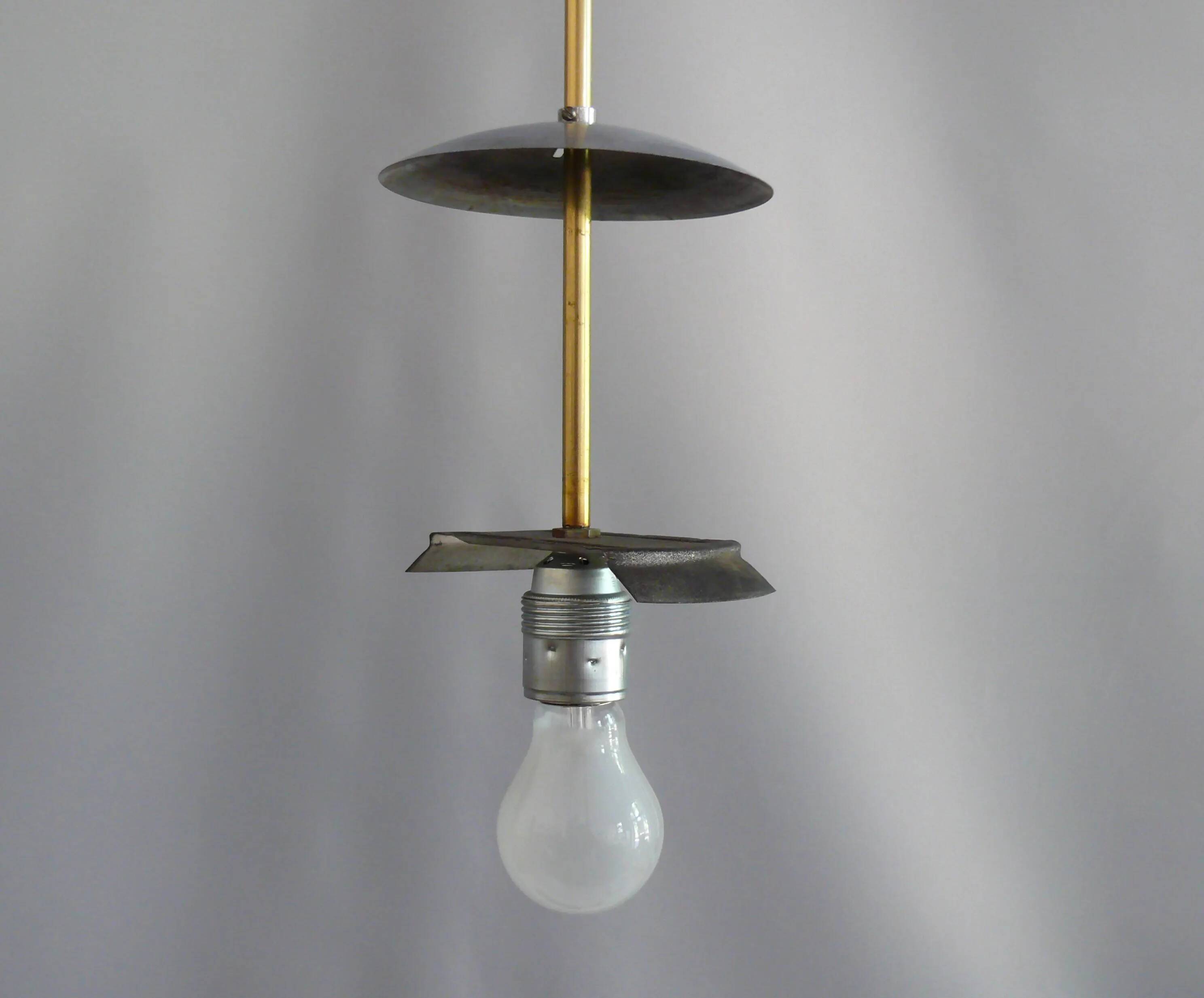 Une paire de grandes lampes sphériques Art Déco avec abat-jour en verre opale et douilles chromées - Bauhaus - 1930-1940
