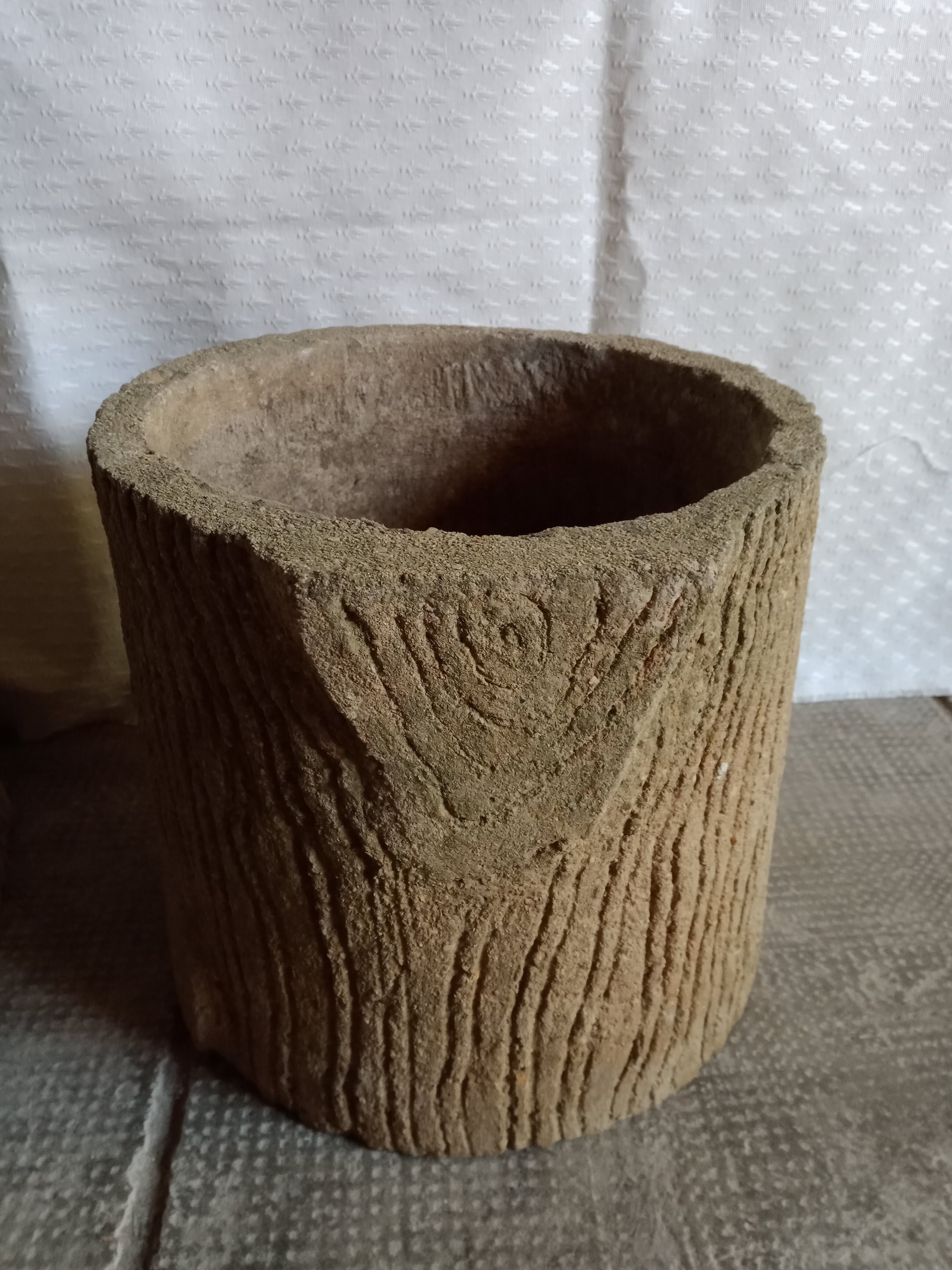 Trunk-shaped flower pots