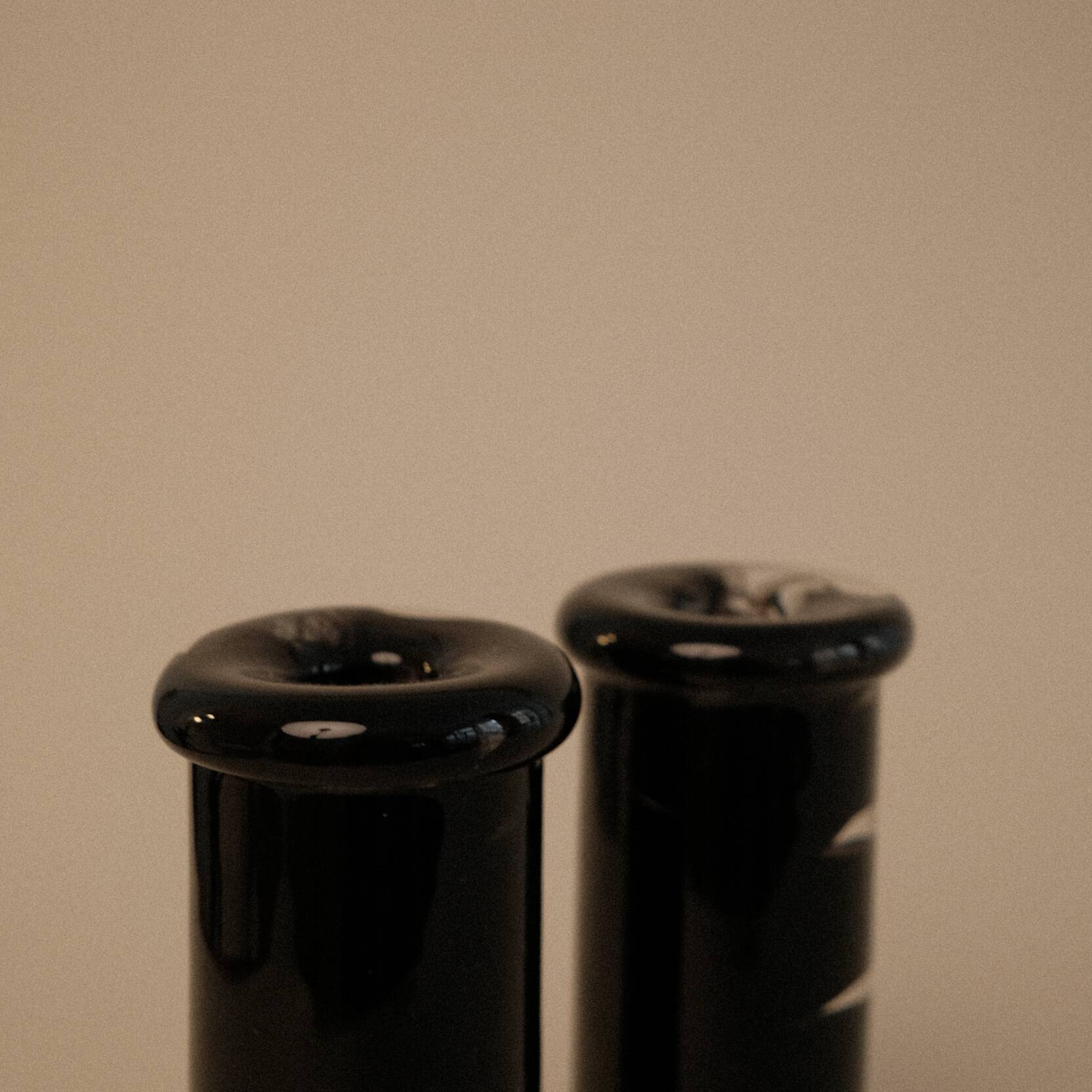 Paire de bougeoirs en verre