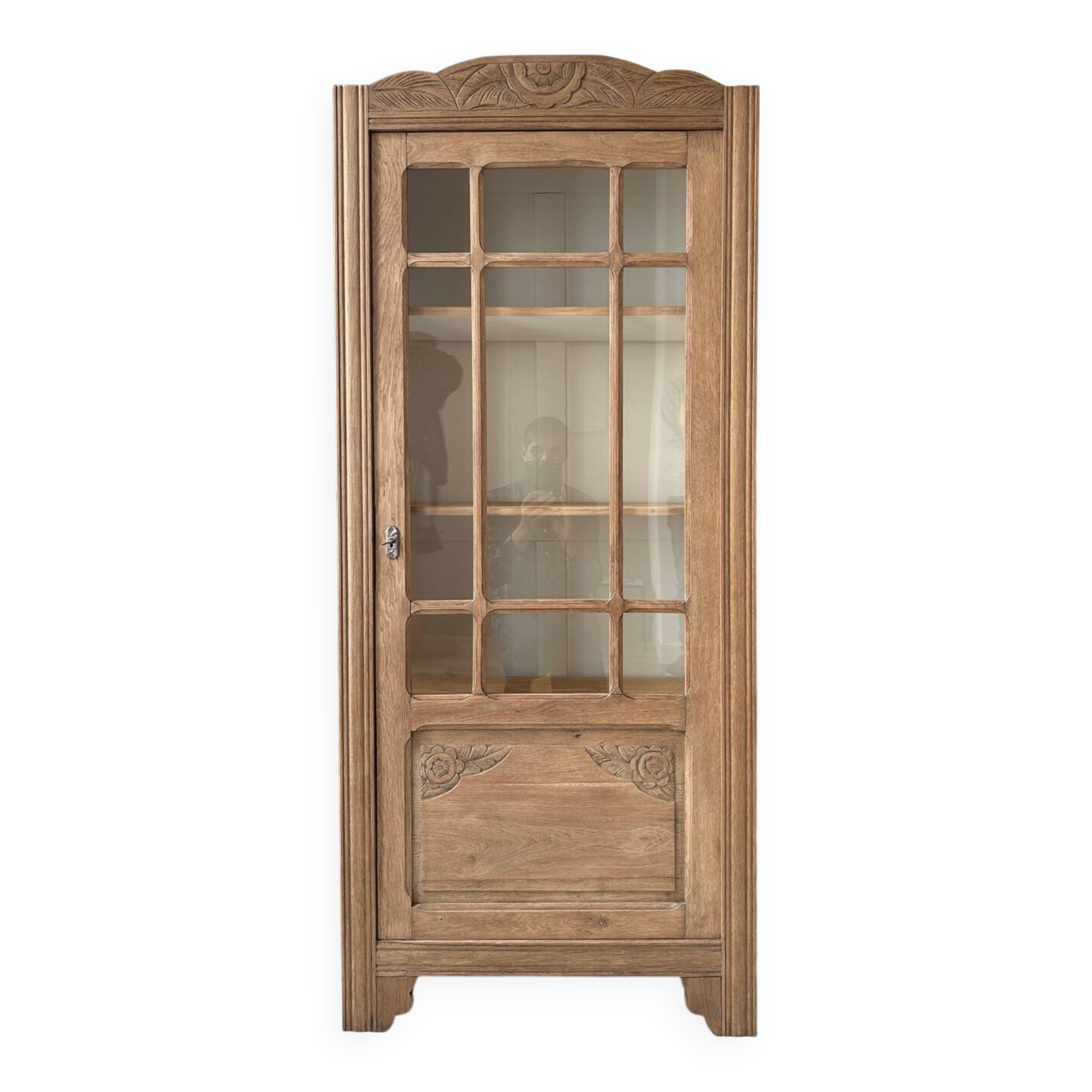 Glass cabinet in raw oak