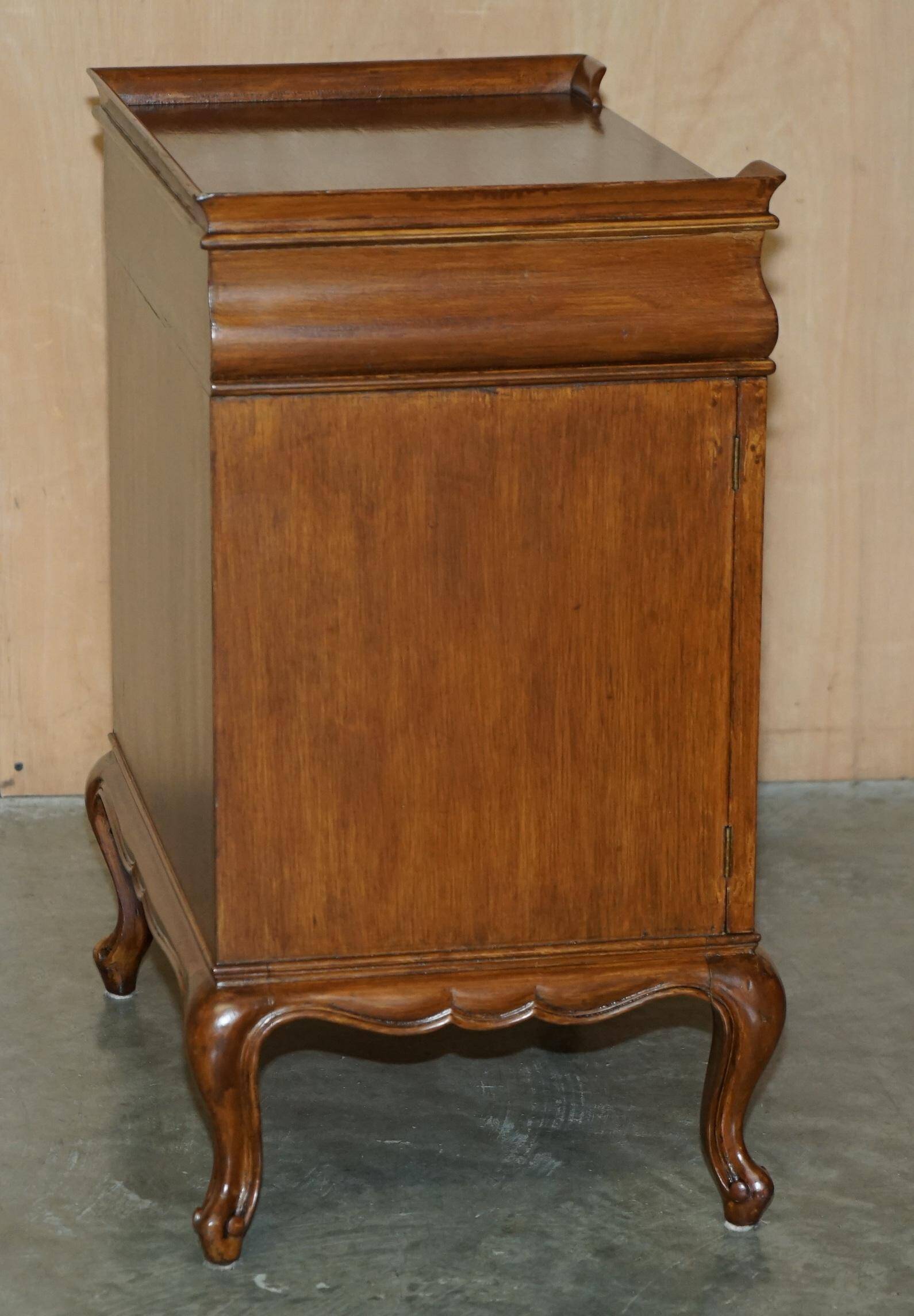Paire d'armoires latérales vintage en noyer avec laiton ajouré et soie