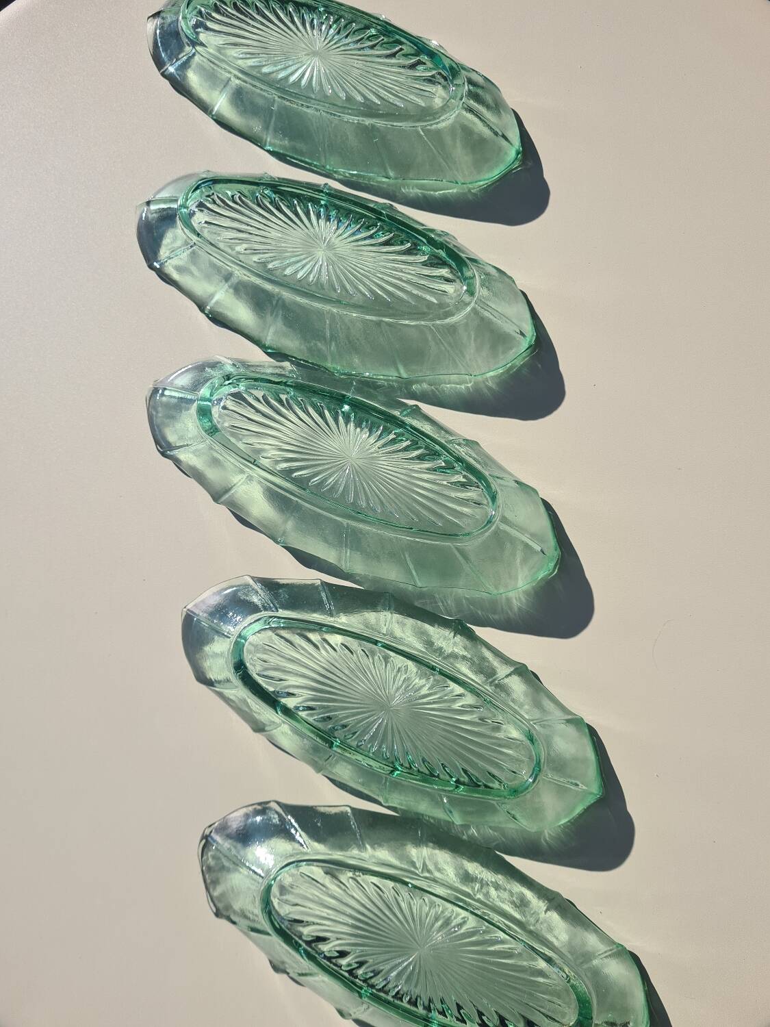 Ensemble de 5 petits plats en verre
pressé vert - Style Art Déco / Vin