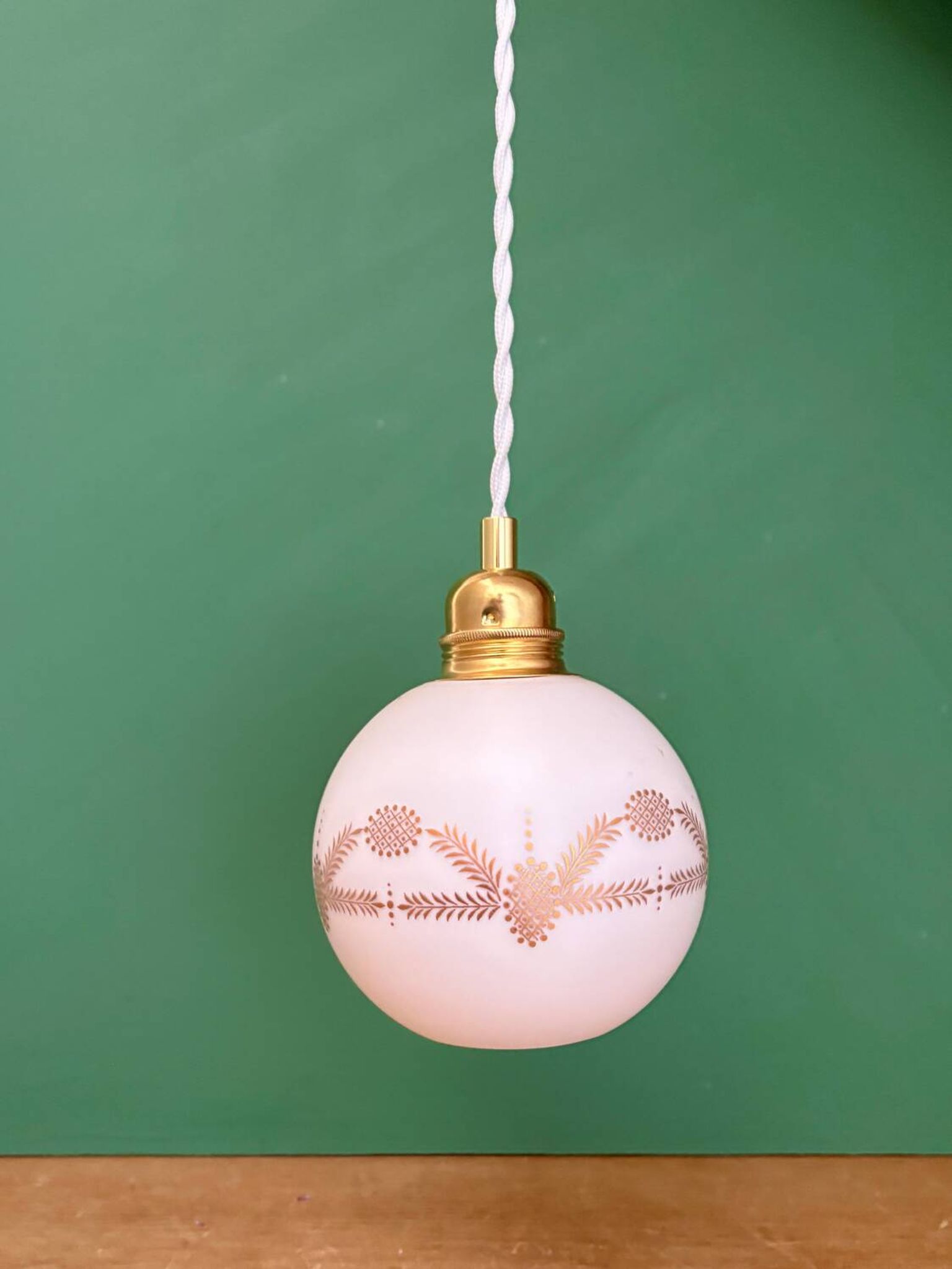 Suspension globe vintage en opaline blanche et dorée
