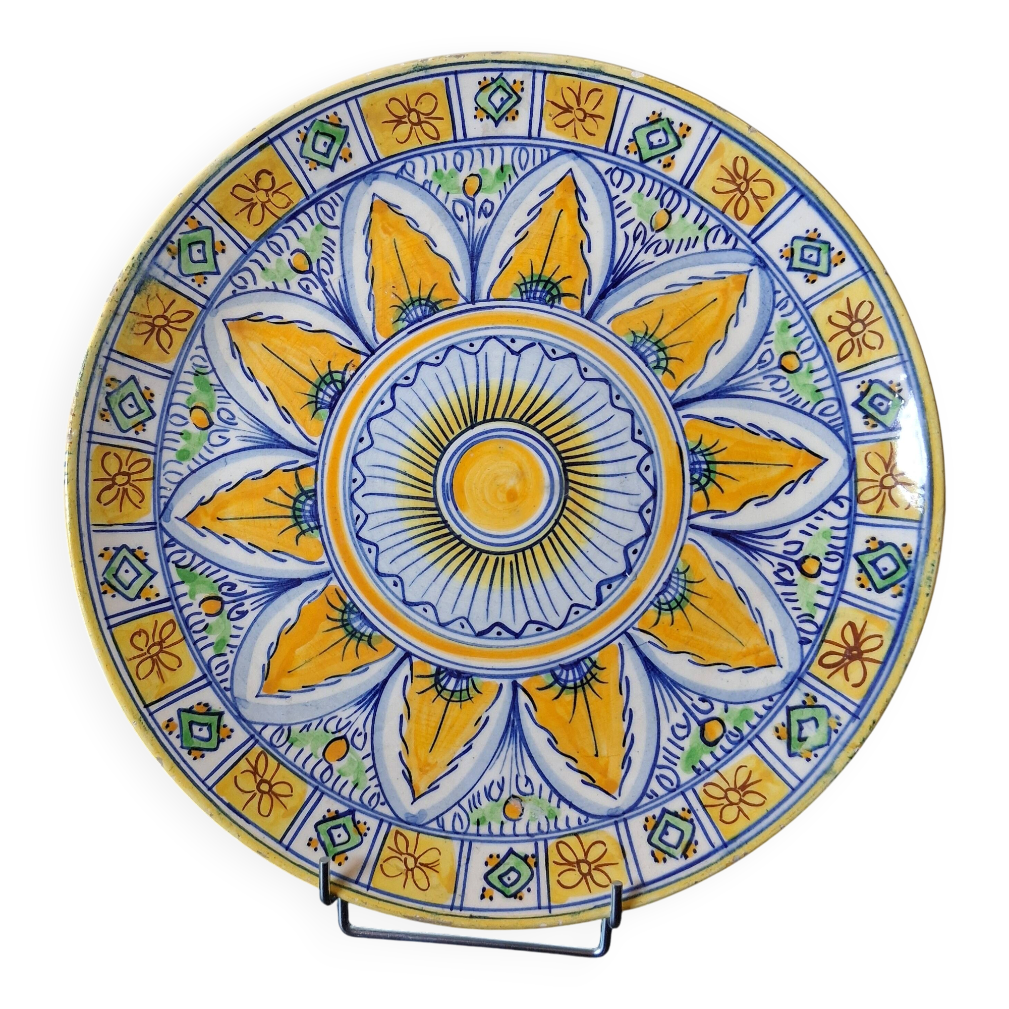 Very large serving dish / or fruit bowl in ceramic in very good condition.