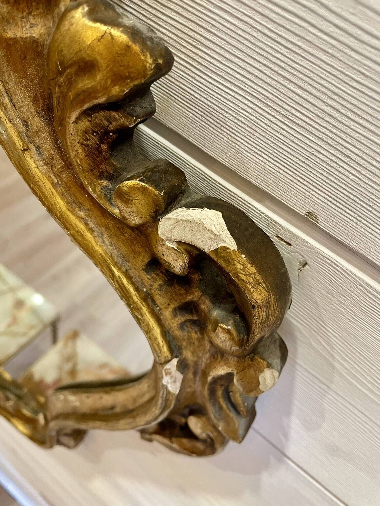 Vintage wall mirror in Louis XV / Baroque style – Carved wooden frame in gold.