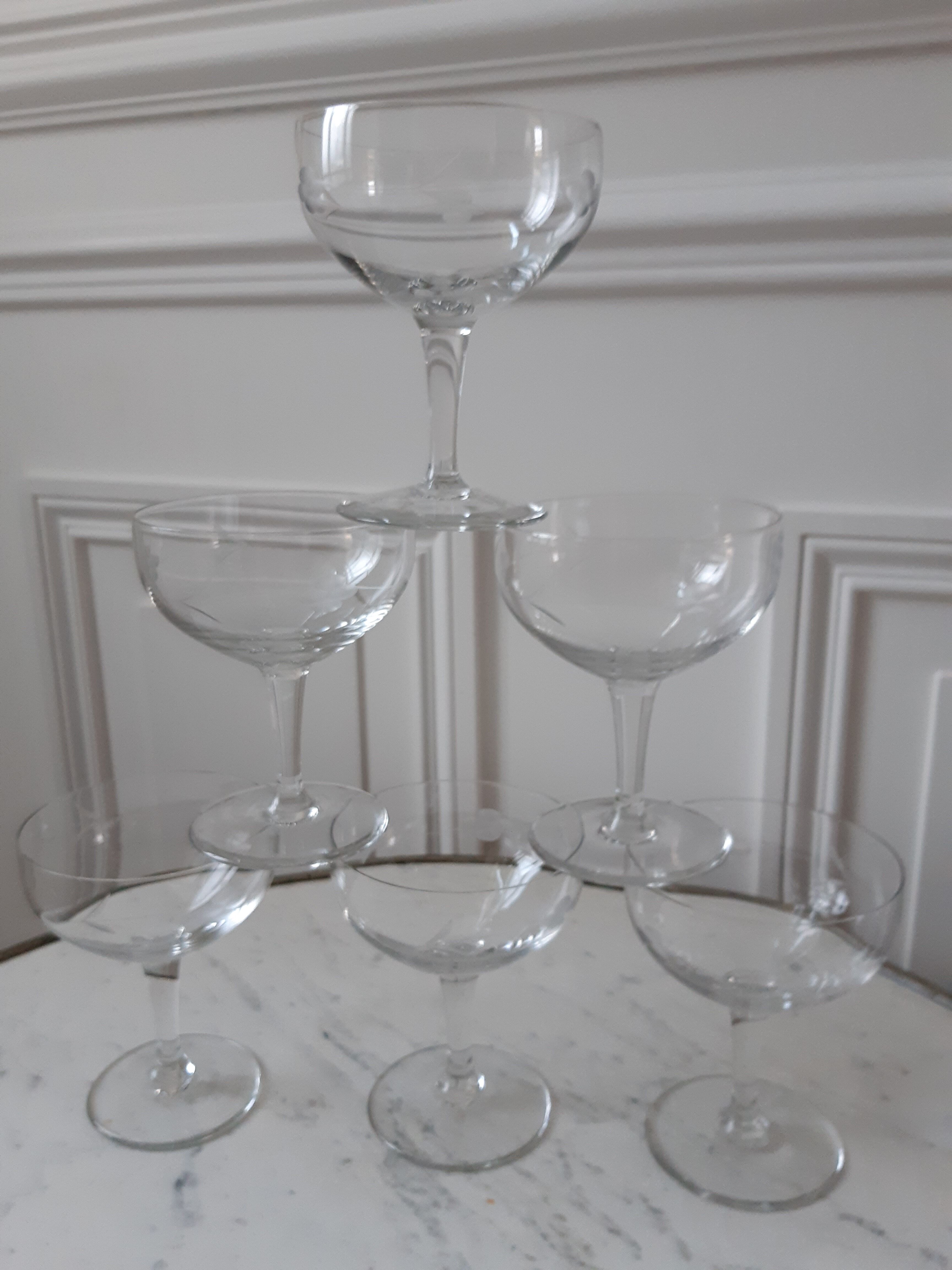 Set of 6 crystal champagne glasses engraved 30s