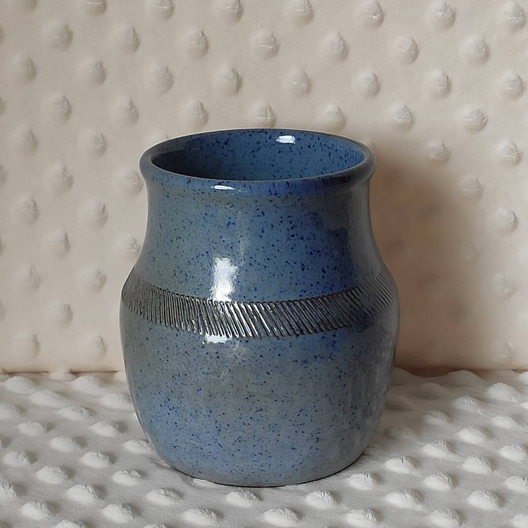 Petit vase en grès bleu