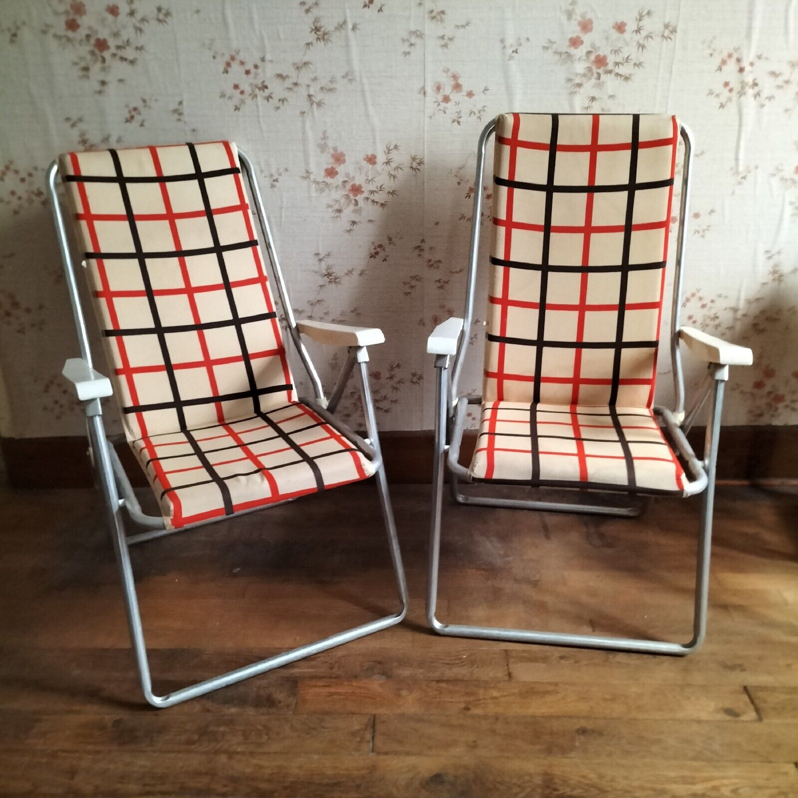 Set of two vintage folding chairs