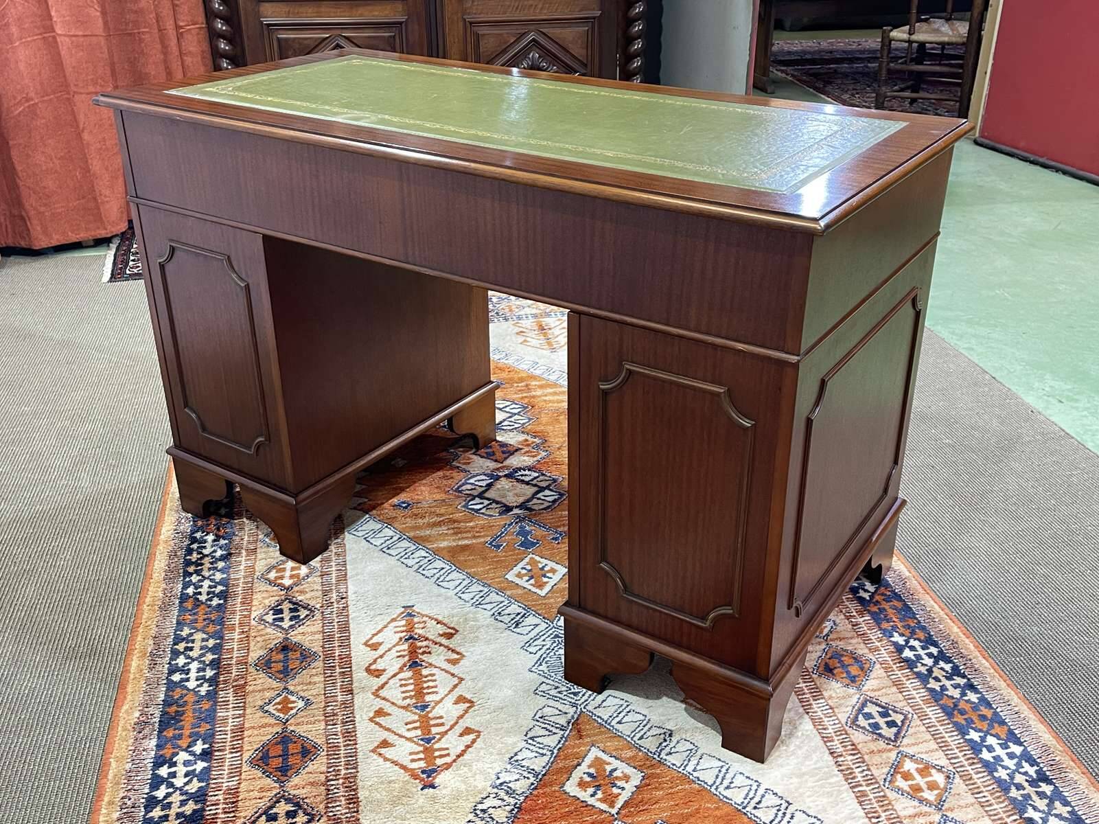 Bureau anglais à caissons des années 1950 en acajou et dessus cuir